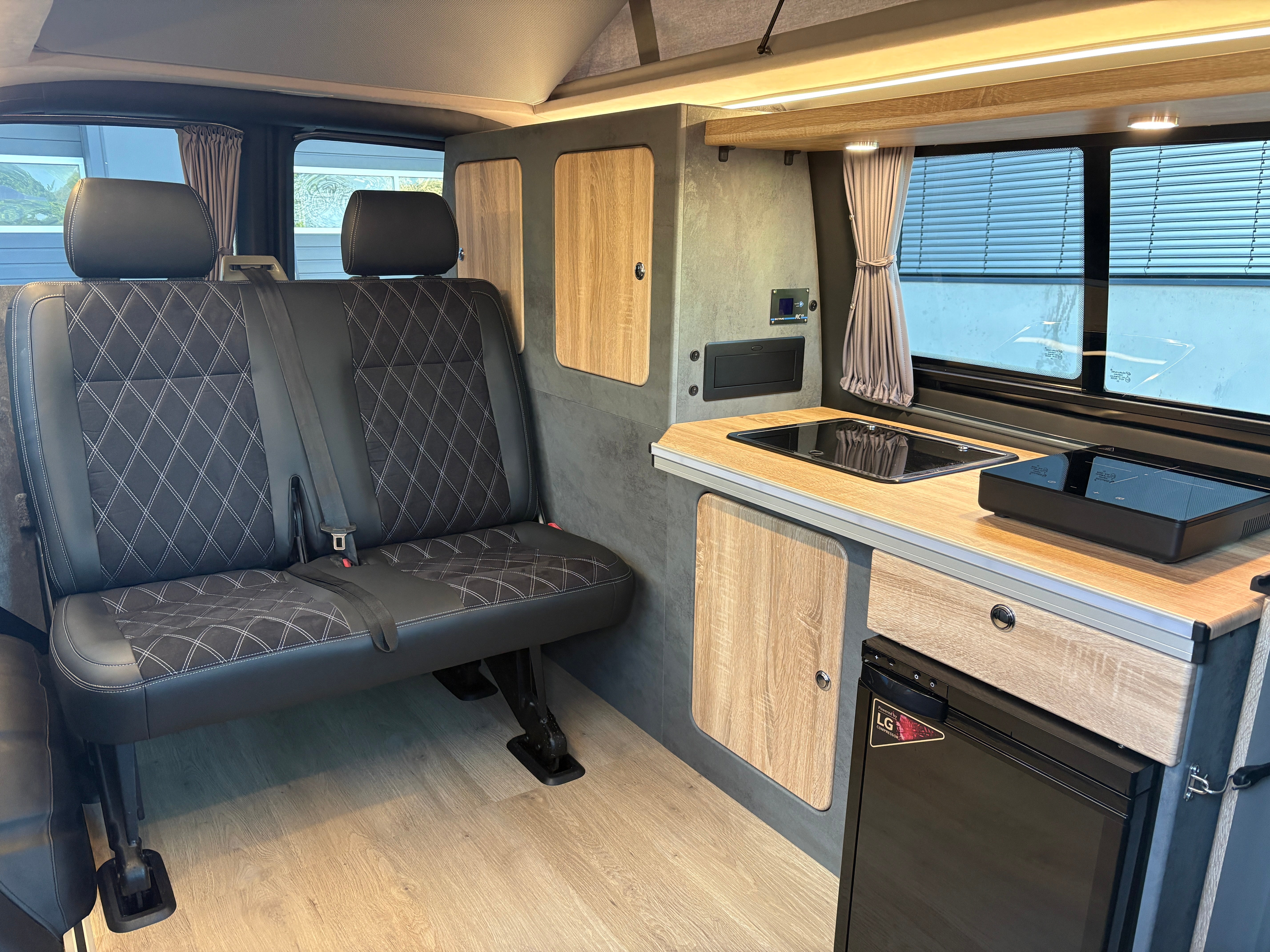 Volkswagen T6.1 Camper mit Schlafdach 2.0 TDI, 110 PS, Rot | VW Bulli Wohmobil Campervan | KM-Stand: 94.000 km, EZ: 09.2020, Foto 21 | Weit & Wald Mönchengladbach