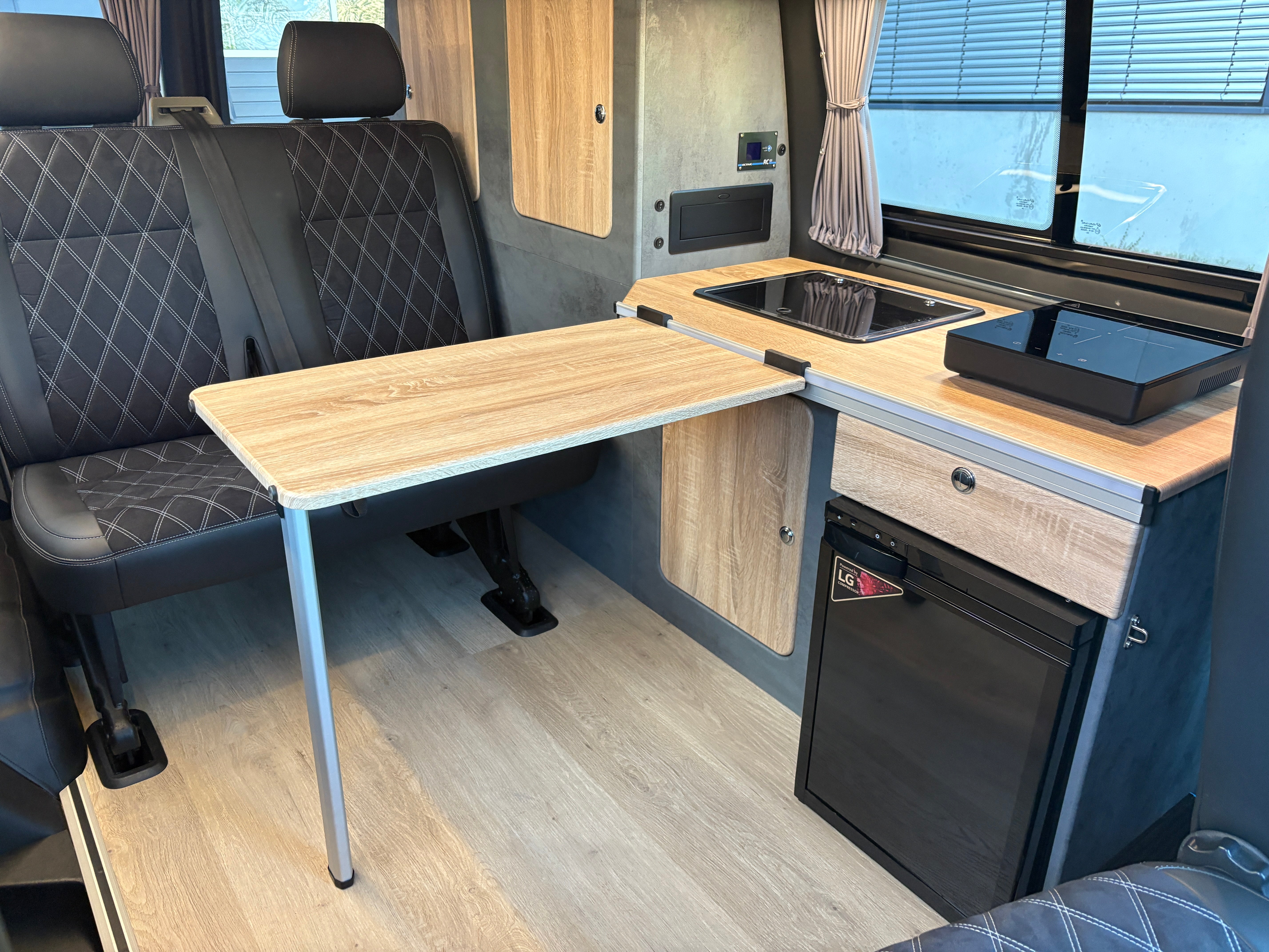 Volkswagen T6.1 Camper mit Schlafdach 2.0 TDI, 110 PS, Rot | VW Bulli Wohmobil Campervan | KM-Stand: 94.000 km, EZ: 09.2020, Foto 2 | Weit & Wald Mönchengladbach