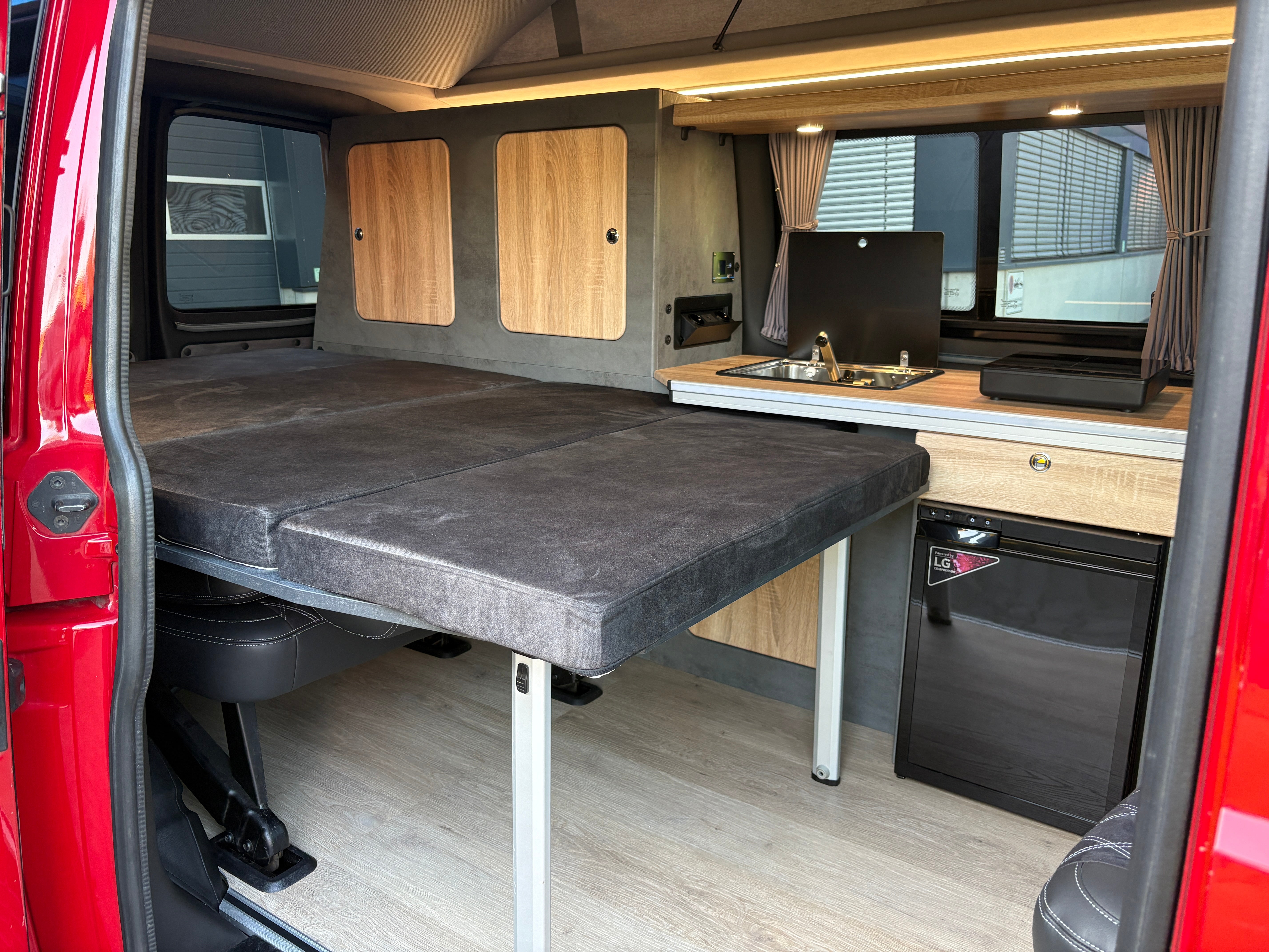Volkswagen T6.1 Camper mit Schlafdach 2.0 TDI, 110 PS, Rot | VW Bulli Wohmobil Campervan | KM-Stand: 94.000 km, EZ: 09.2020, Foto 23 | Weit & Wald Mönchengladbach