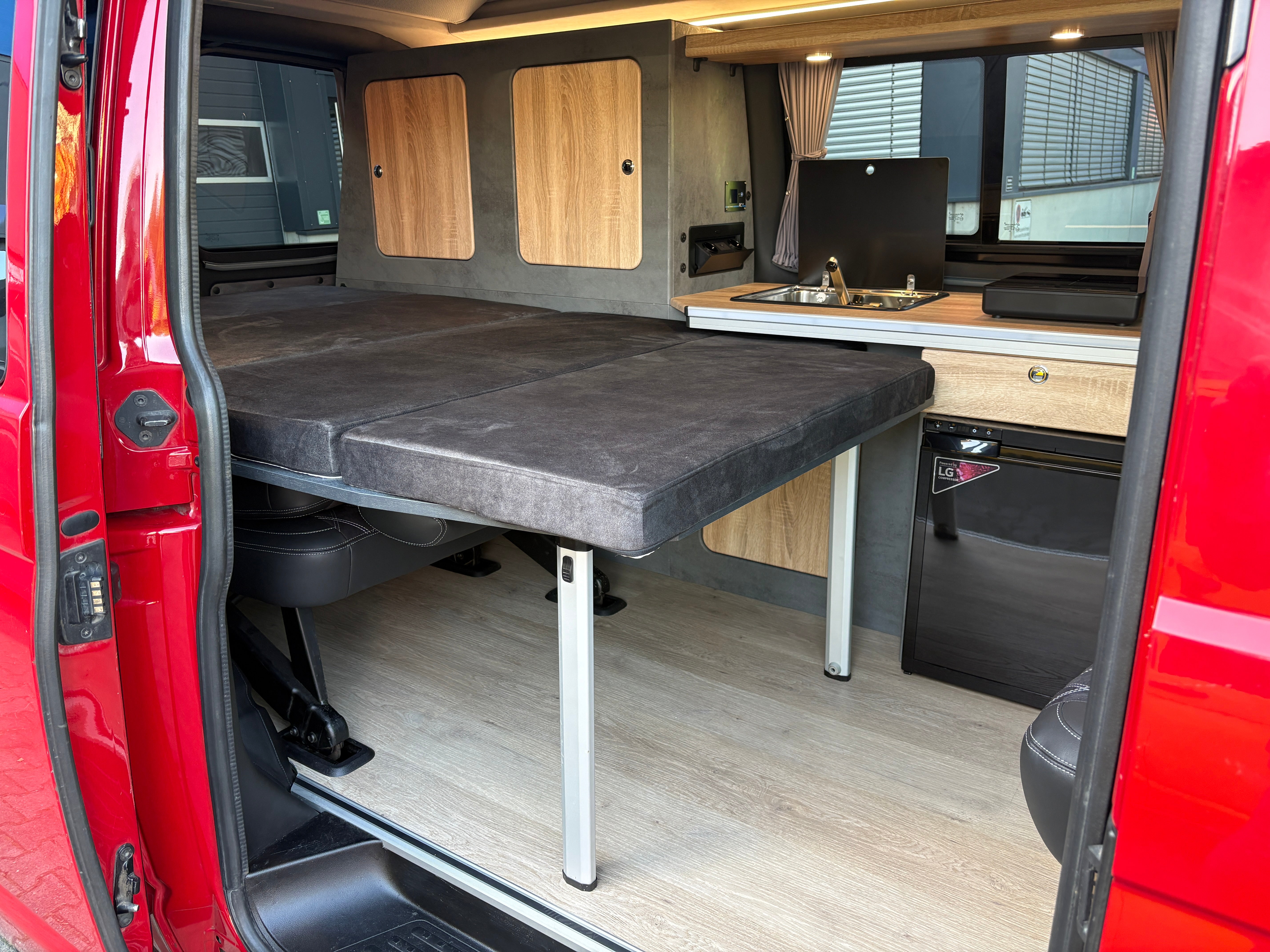 Volkswagen T6.1 Camper mit Schlafdach 2.0 TDI, 110 PS, Rot | VW Bulli Wohmobil Campervan | KM-Stand: 94.000 km, EZ: 09.2020, Foto 25 | Weit & Wald Mönchengladbach