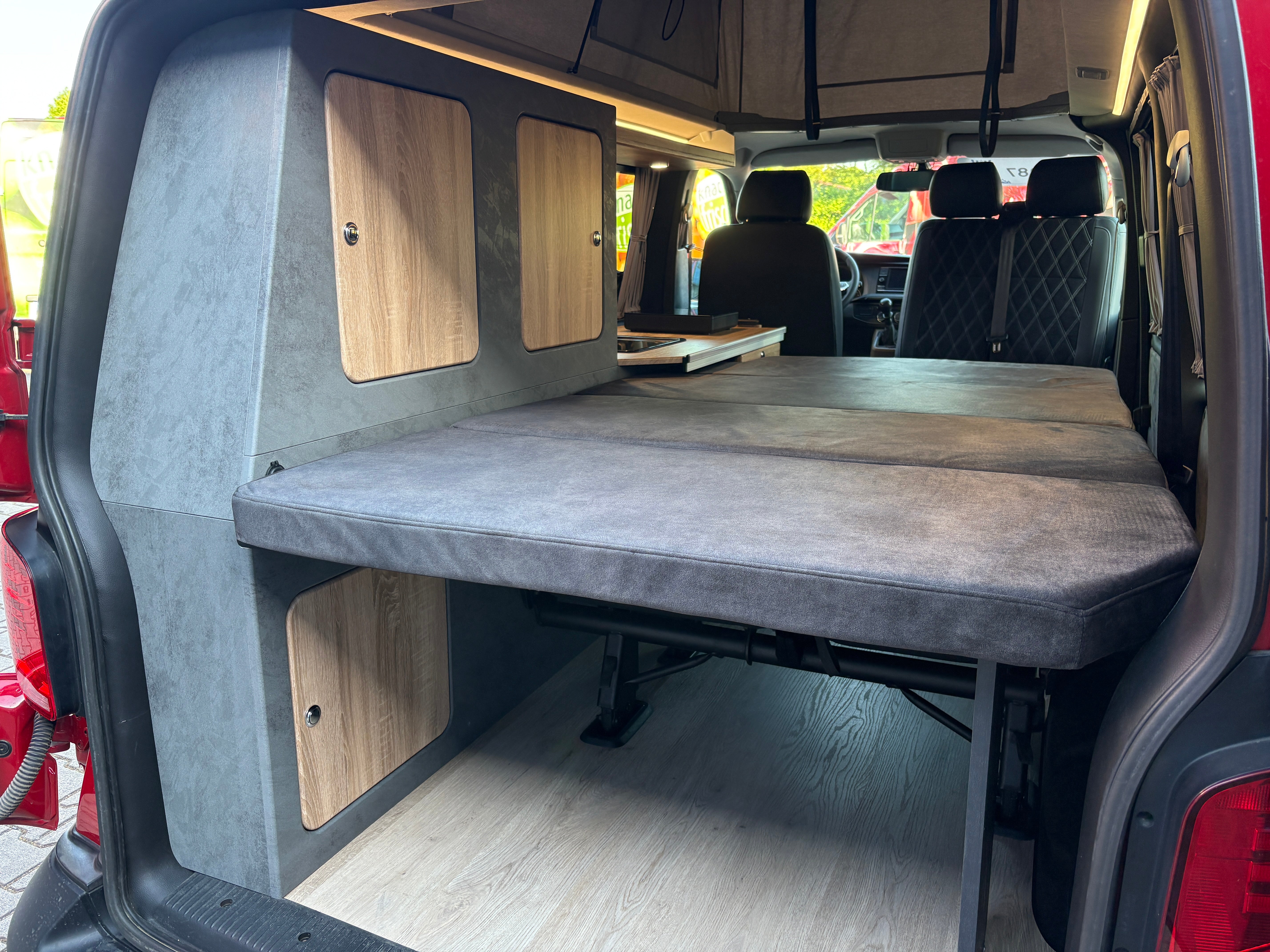 Volkswagen T6.1 Camper mit Schlafdach 2.0 TDI, 110 PS, Rot | VW Bulli Wohmobil Campervan | KM-Stand: 94.000 km, EZ: 09.2020, Foto 27 | Weit & Wald Mönchengladbach