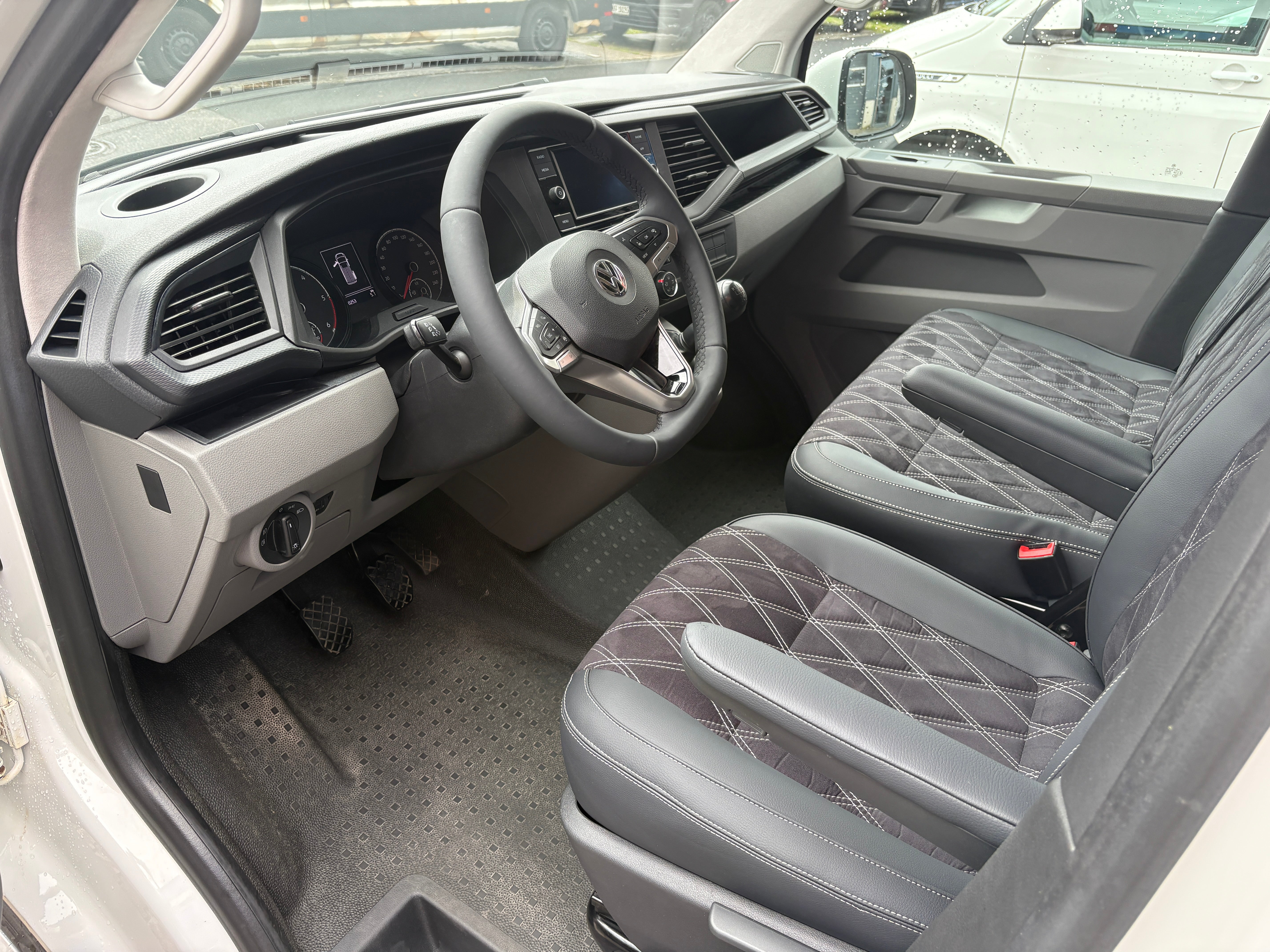 Volkswagen T6.1 Camper mit Aufstelldach, 2.0 TDI, 150 PS / 110KW, Schalter - 6 Gang | VW Bulli Wohnmobil Campervan Kastenwagen