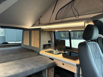 Volkswagen T6.1 Camper 2.0 TDI 150PS 6-Gang unfallfrei | Wohnmobil mit Hubdach Schlafdach, PDC, Anhängerkupplung, Rückfahrkamera | Campervan Umbau 4 Sitzer VW