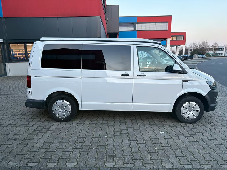 Volkswagen T6 Camper 2.0 TDI 114PS unfallfrei | Wohnmobil mit Hubdach Schlafdach, PDC, Anhängerkupplung, Rückfahrkamera | Campervan Umbau 5 Sitzer VW
