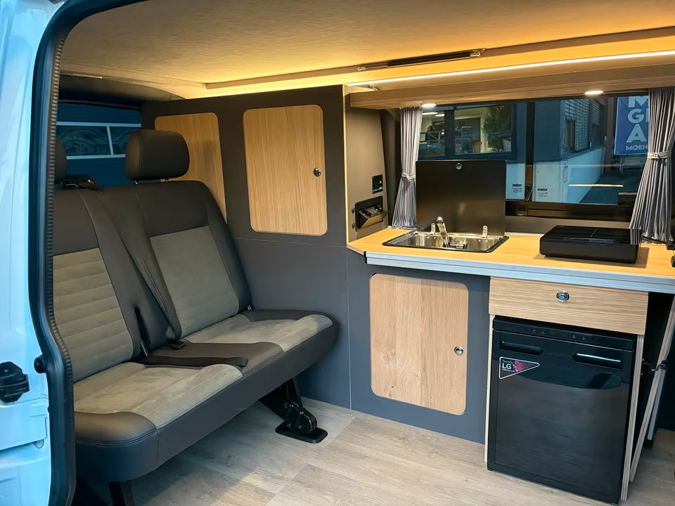 Volkswagen T6 Camper 2.0 TDI 114PS unfallfrei | Wohnmobil mit Hubdach Schlafdach, PDC, Anhängerkupplung, Rückfahrkamera | Campervan Umbau 5 Sitzer VW