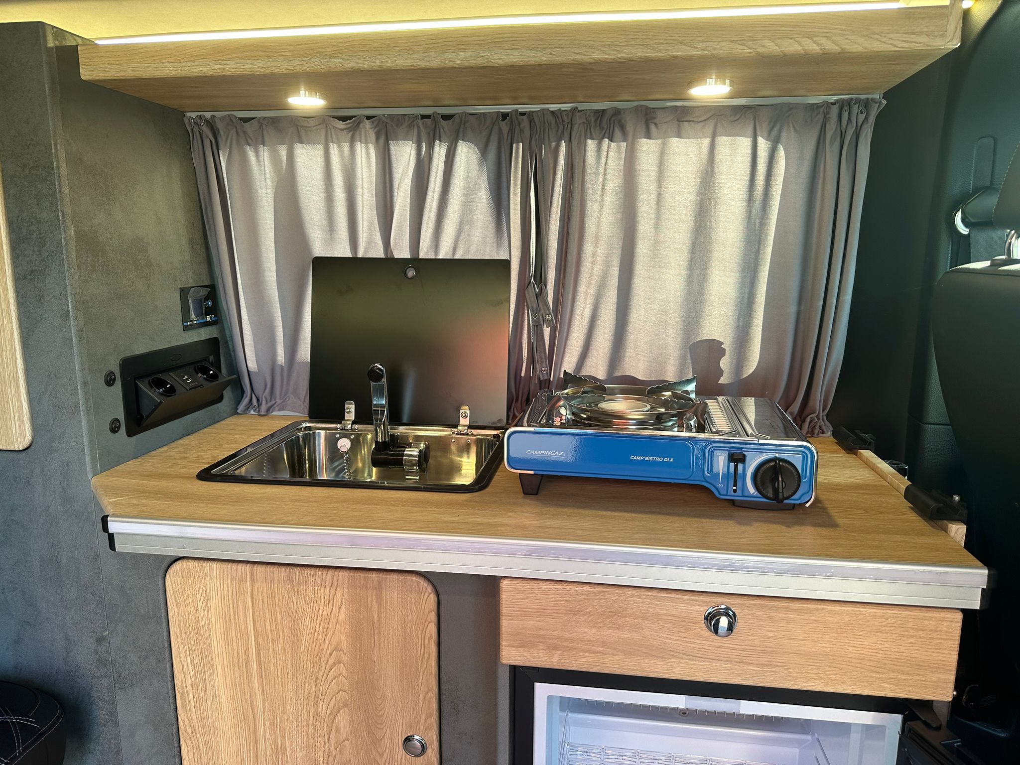 Volkswagen T6 Camper 2.0 TDI 102PS unfallfrei | Wohnmobil mit Hubdach Schlafdach, PDC, Navi, Rückfahrkamera | Campervan Umbau 5 Sitzer | VW