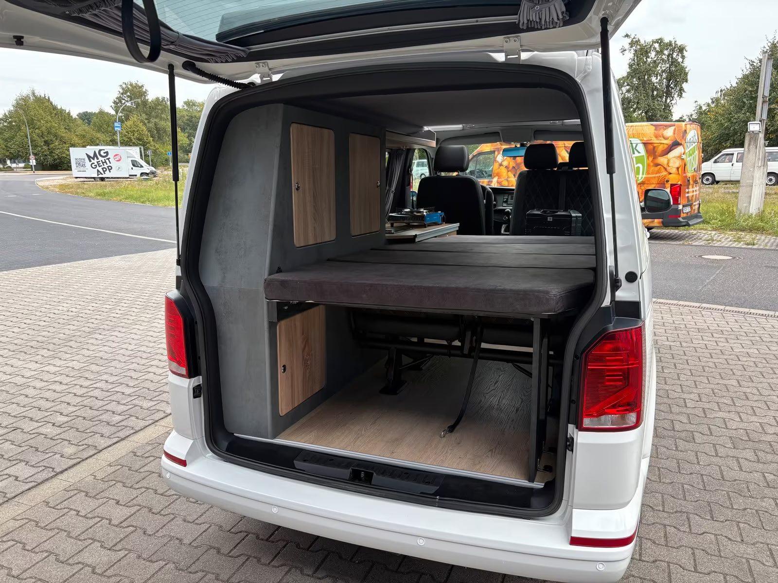 Volkswagen T6.1 Camper 2.0 TDI 150PS unfallfrei | Wohnmobil mit Hubdach Schlafdach, PDC, Rückfahrkamera | Campervan Umbau 5 Sitzer | VW