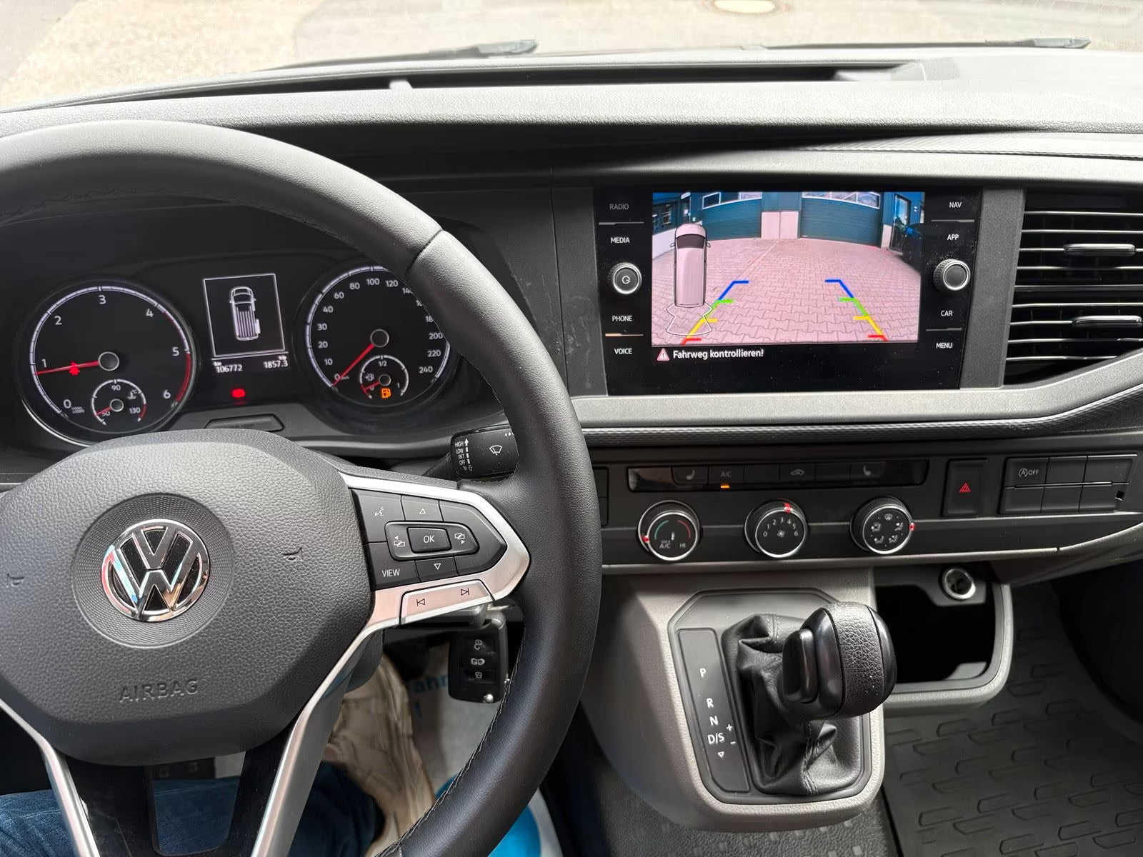 Volkswagen T6.1 Camper 2.0 TDI DSG 150PS unfallfrei | Wohnmobil mit Hubdach Schlafdach, PDC, Navi, Rückfahrkamera | Campervan Umbau 5 Sitzer VW