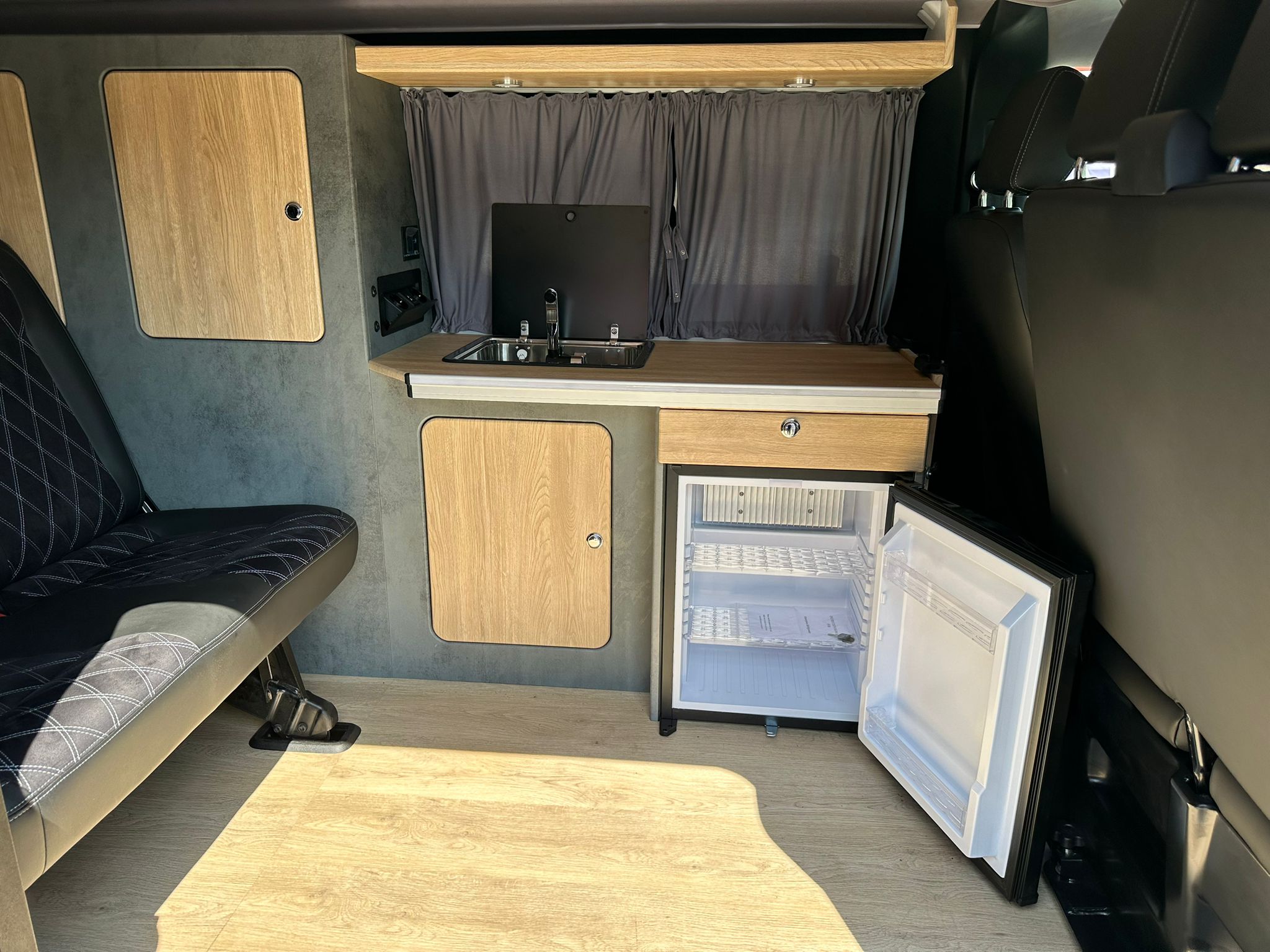 Volkswagen T6 Camper 2.0 TDI 102PS unfallfrei | Wohnmobil mit Hubdach Schlafdach, PDC, Navi, Rückfahrkamera | Campervan Umbau 5 Sitzer | VW