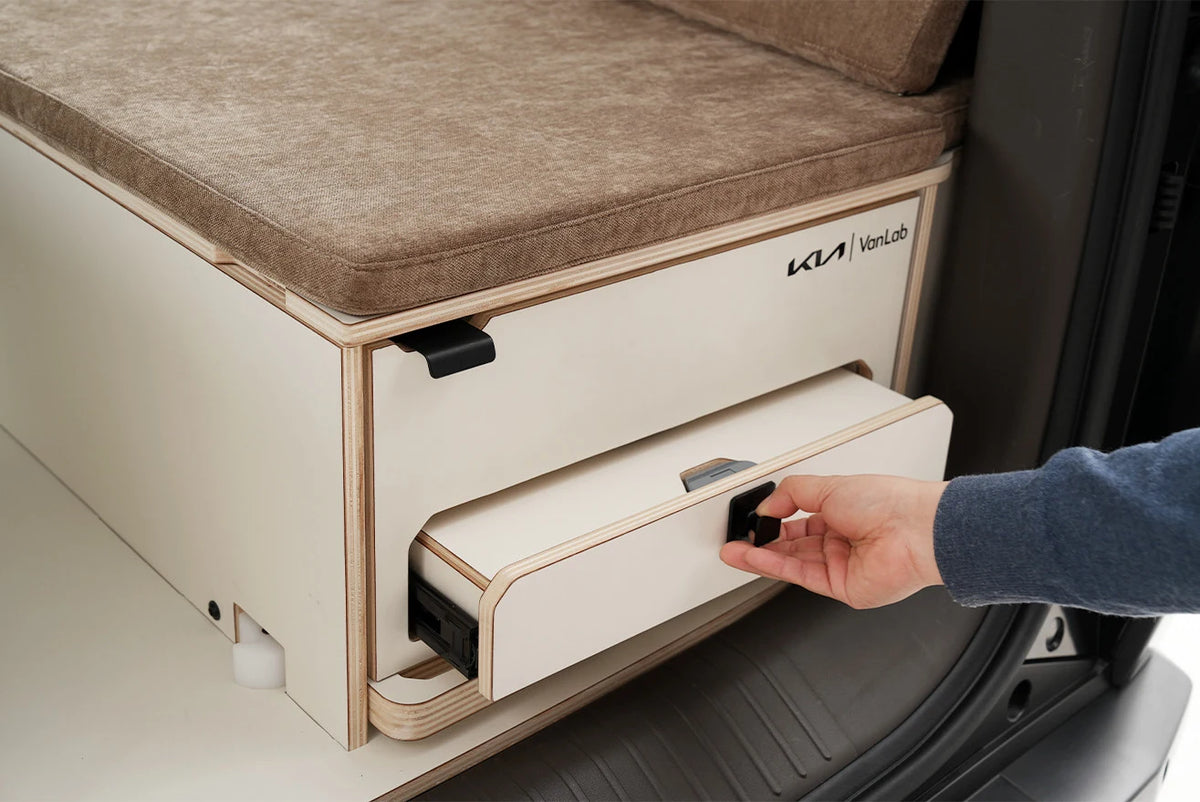 VanLab Camping-Kit für Kia PV5 Passenger: herausnehmbare Campingbox mit Sitzgruppe, Bett & Küchenmodul, Einbau in Mönchengladbach