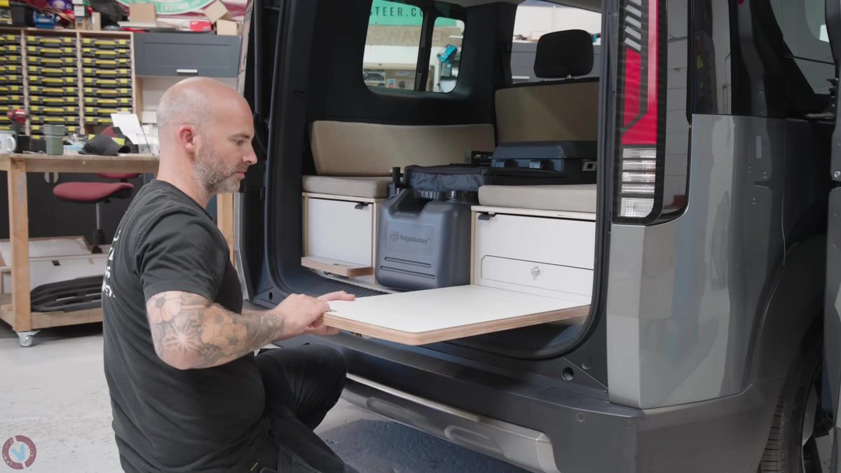 VanLab Camping-Kit für Kia PV5 Passenger: herausnehmbare Campingbox mit Sitzgruppe, Bett & Küchenmodul, Einbau in Mönchengladbach