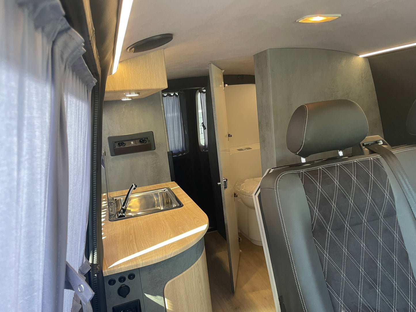 Volkswagen T6 Camper mit Toilette 2.0 TDI 150PS unfallfrei | Wohnmobil, PDC, Navi, Rückfahrkamera | Campervan Umbau 4 Sitzer