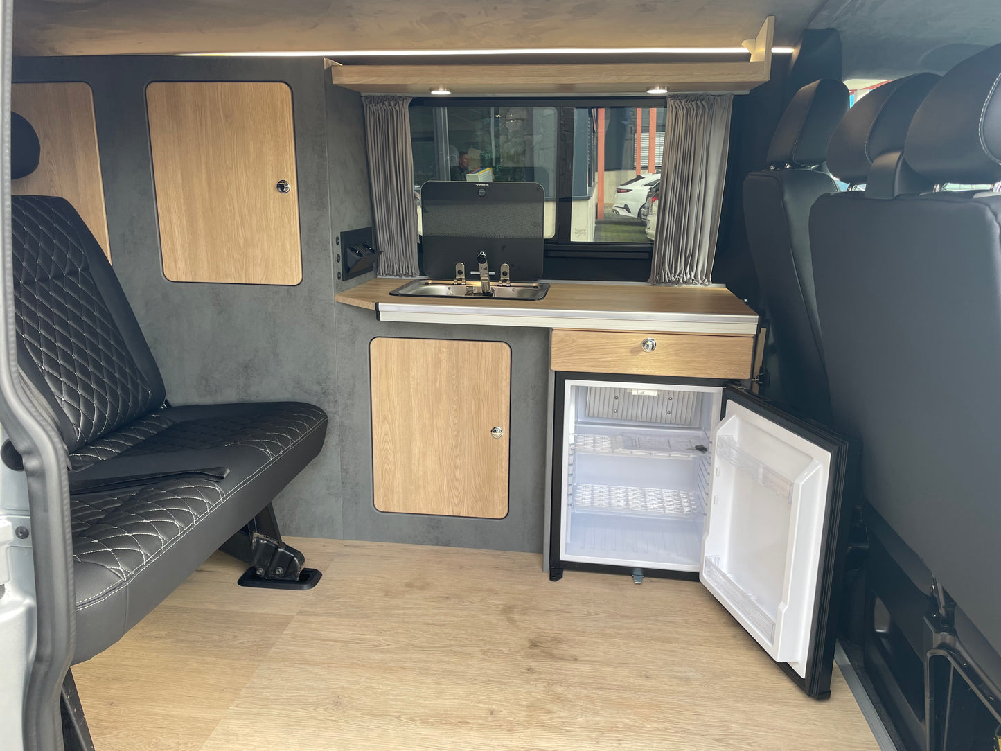 Volkswagen T6.1 Camper 2.0 TDI 110PS unfallfrei | nur 55.000km | Wohnmobil mit Navi, PDC, Rückfahrkamera | Campervan Umbau 5 Sitzer Leder