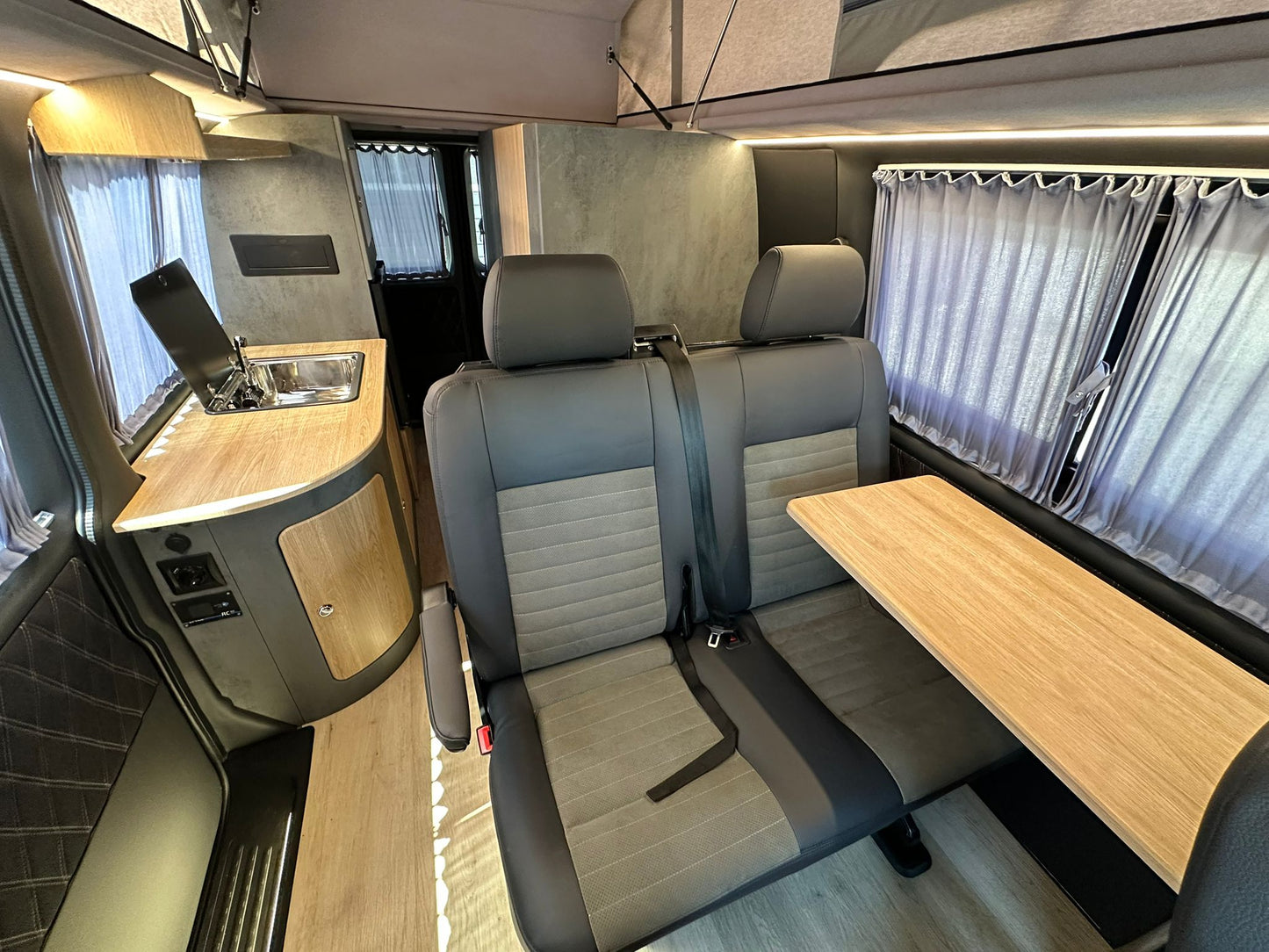 T6 Camper mit Toilette 2.0 TDI DSG Automatik 150PS unfallfrei | Wohnmobil mit Hubdach Schlafdach, PDC, Navi, Rückfahrkamera | Campervan Umbau 5 Sitzer