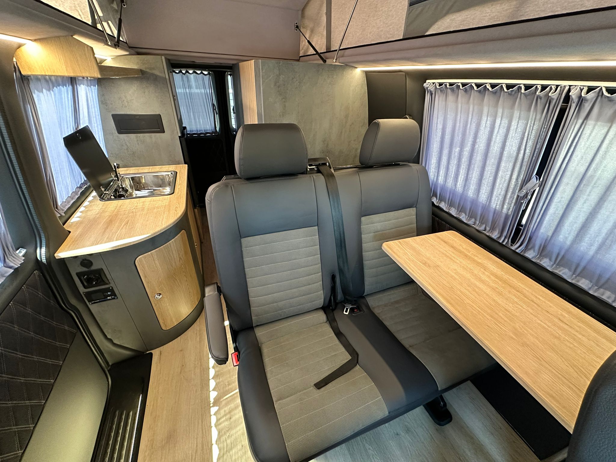 Volkswagen T6 Camper mit Toilette 2.0 TDI DSG Automatik 150PS unfallfrei | Wohnmobil mit Hubdach Schlafdach, PDC, Navi, Rückfahrkamera | Campervan Umbau 5 Sitzer