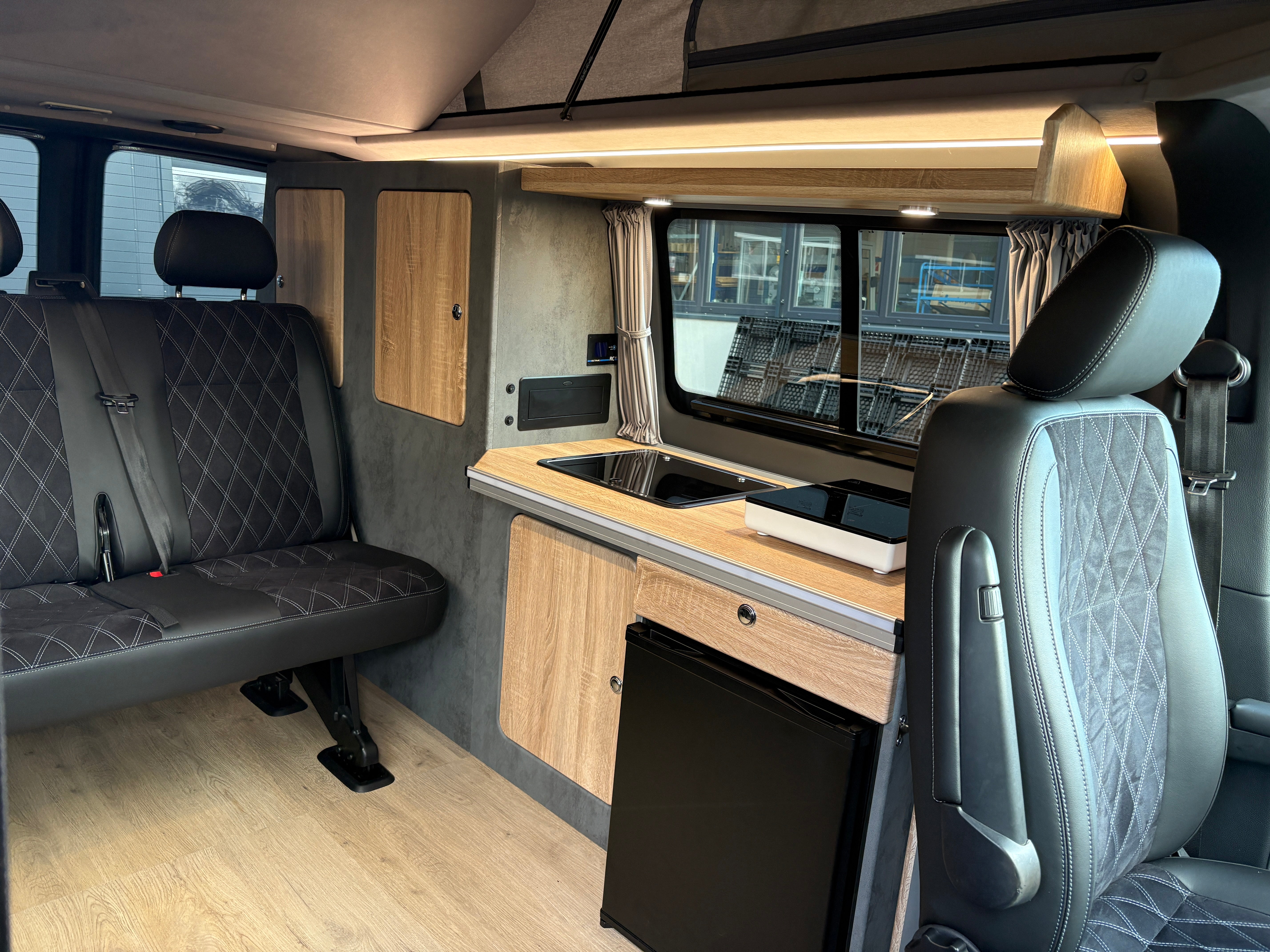 Volkswagen T6 Camper 2.0 TDI DSG Automatik 150PS unfallfrei | Wohnmobil mit Hubdach Schlafdach Standheizung, Rückfahrkamera mit PDC | Campervan Umbau 5 Sitzer | VW Bulli