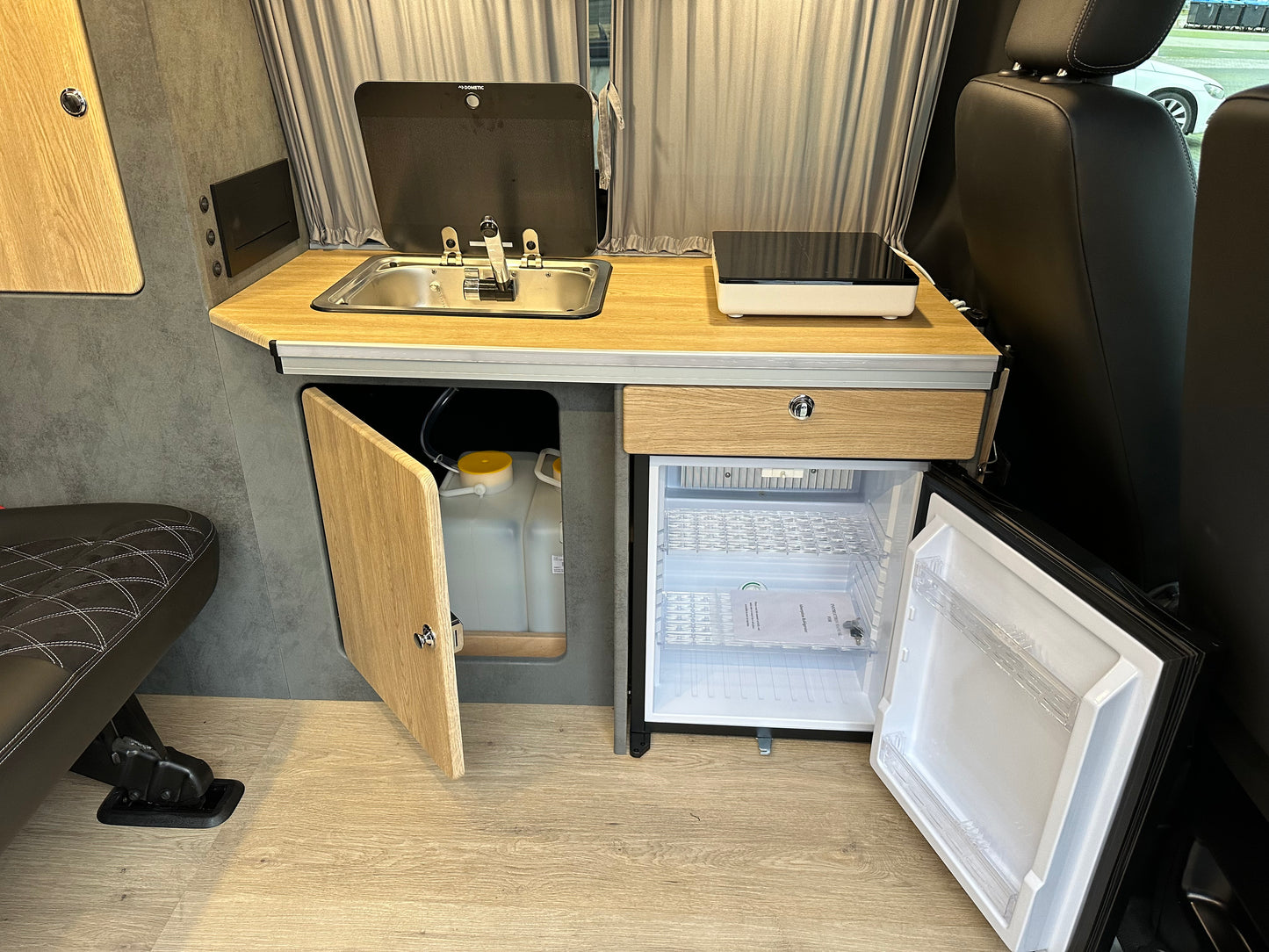 Volkswagen T6.1 Camper 2.0 TDI 110PS unfallfrei | Wohnmobil mit Navi, PDC, Rückfahrkamera | Campervan Umbau 5 Sitzer Leder