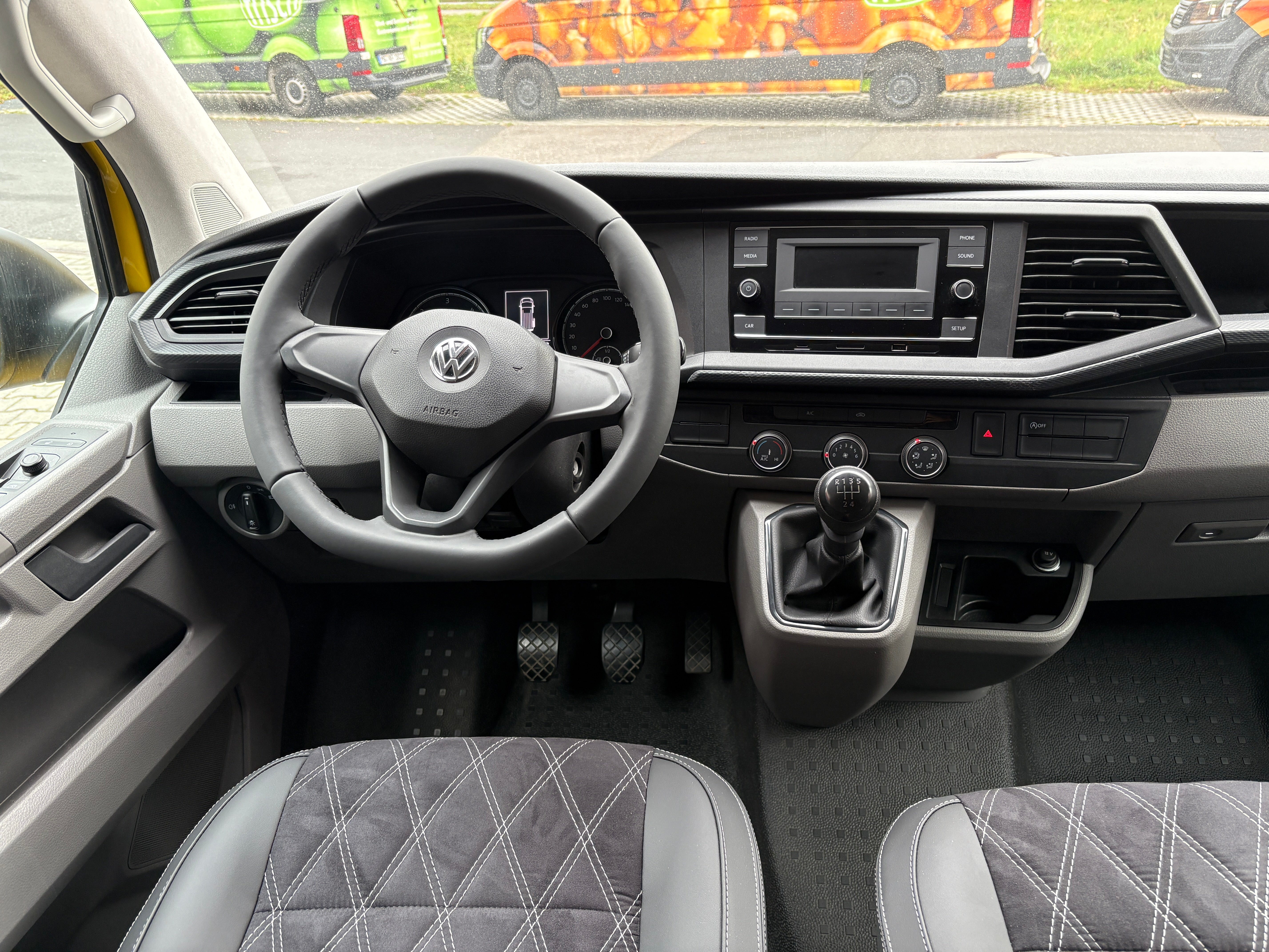 Volkswagen T6.1 Camper 2.0 TDI 110PS unfallfrei | Wohnmobil mit Hubdach Schlafdach, PDC, Anhängerkupplung, Rückfahrkamera | Campervan Umbau 5 Sitzer VW