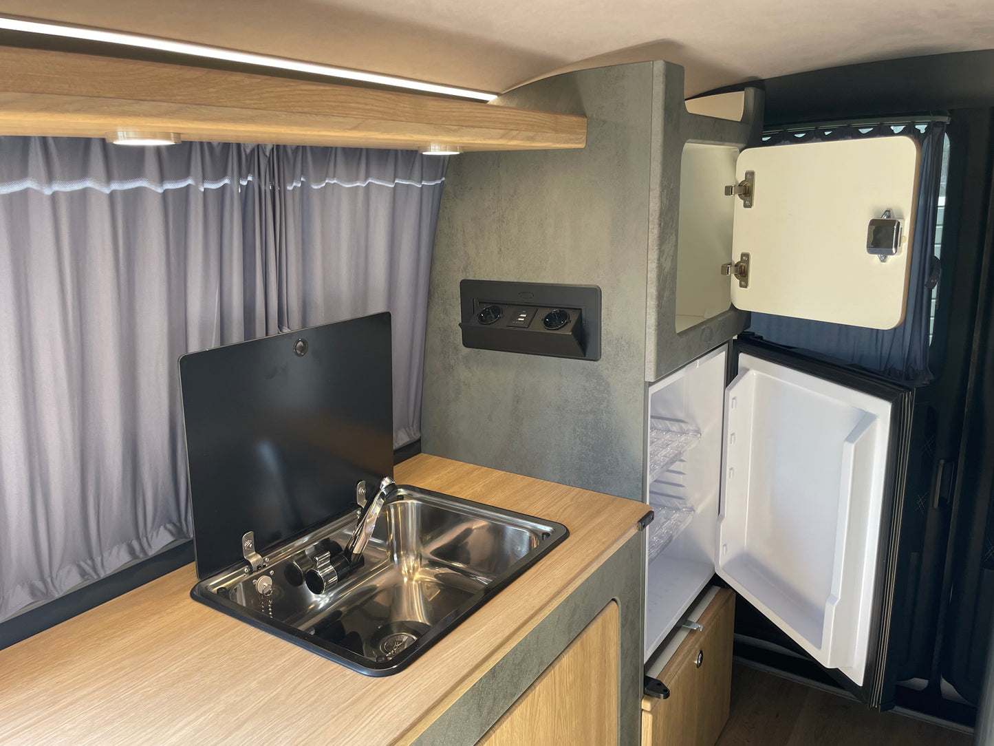 Volkswagen T6 Camper mit Toilette 2.0 TDI 150PS unfallfrei | Wohnmobil, PDC, Navi, Rückfahrkamera | Campervan Umbau 4 Sitzer