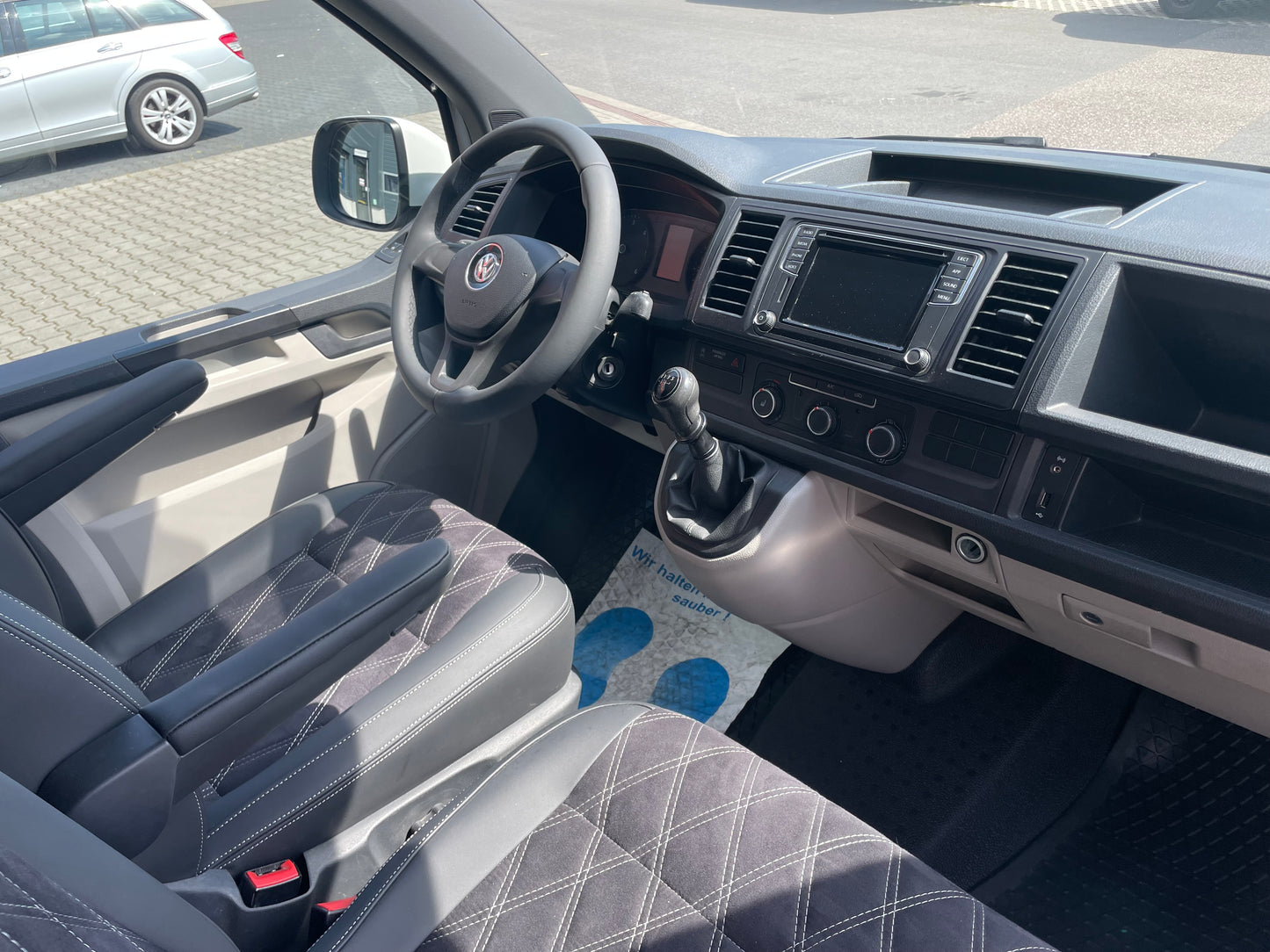 T6 Camper mit Toilette 2.0 TDI 102PS unfallfrei | Wohnmobil mit Hubdach Schlafdach, PDC, Navi, Rückfahrkamera | Campervan Umbau 5 Sitzer