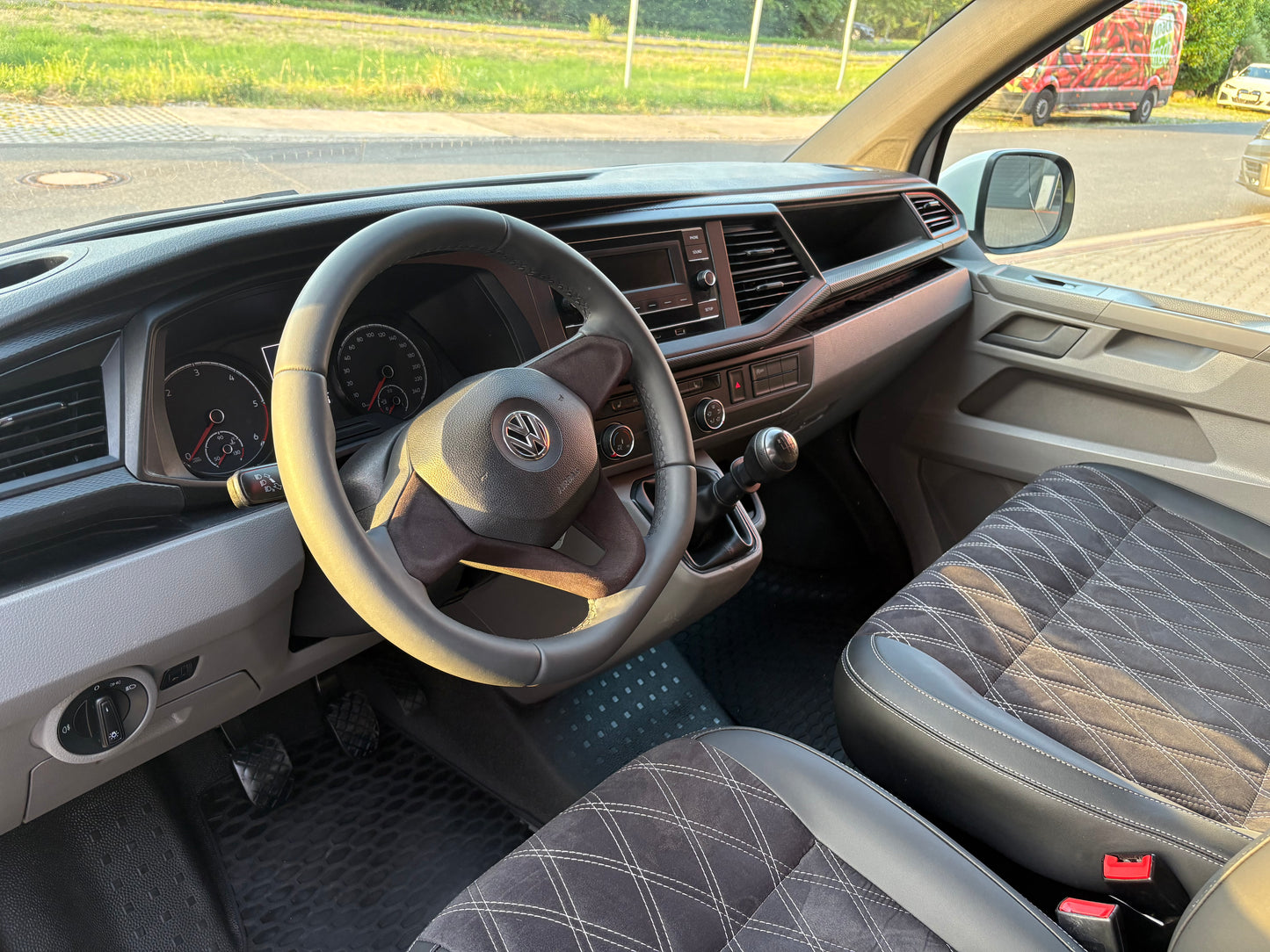 Volkswagen T6.1 Camper 2.0 TDI 150PS unfallfrei | Wohnmobil mit Hubdach Schlafdach, PDC, Navi, Rückfahrkamera | Campervan Umbau 5 Sitzer VW