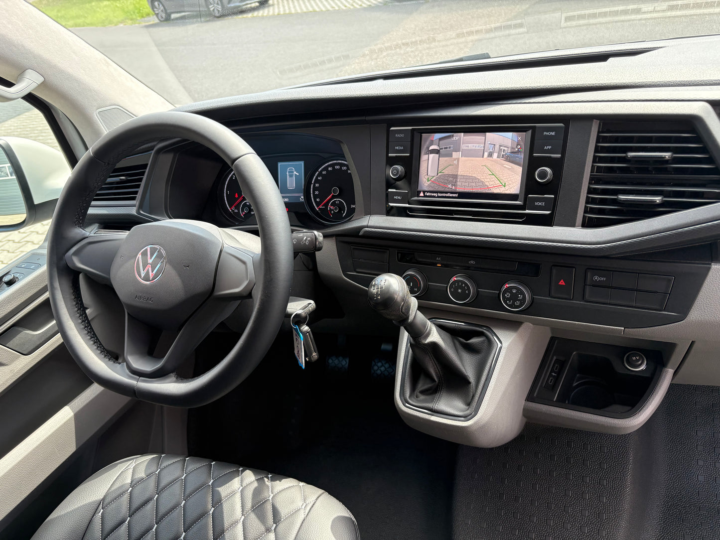 Volkswagen T6.1 Camper 2.0 TDI 110PS Schaltgetriebe unfallfrei | Wohnmobil mit PDC, Rückfahrkamera | Campervan Umbau 5 Sitzer | VW