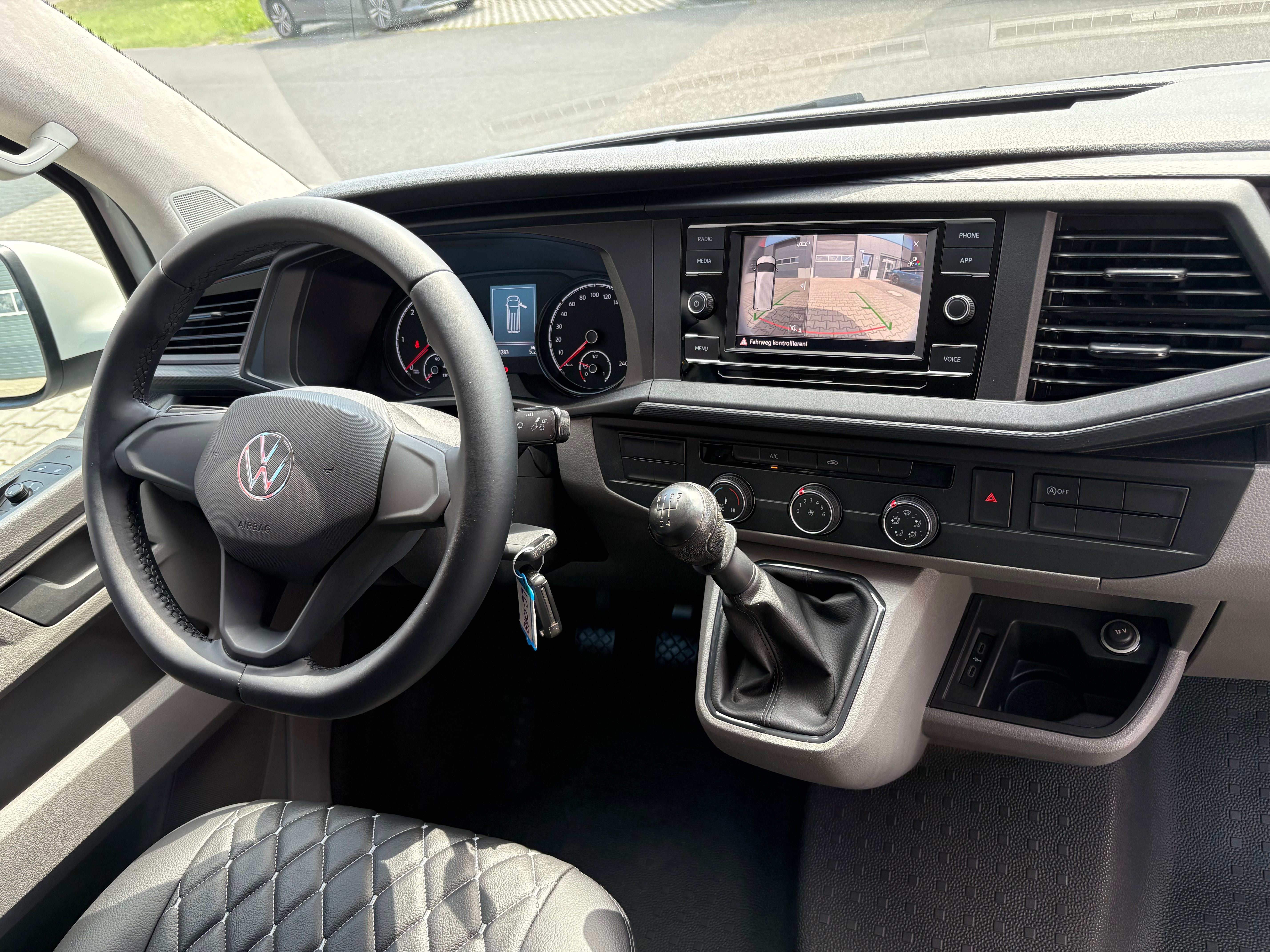 Volkswagen T6.1 Camper 2.0 TDI 110PS Schaltgetriebe unfallfrei | Wohnmobil mit PDC, Rückfahrkamera | Campervan Umbau 5 Sitzer | VW