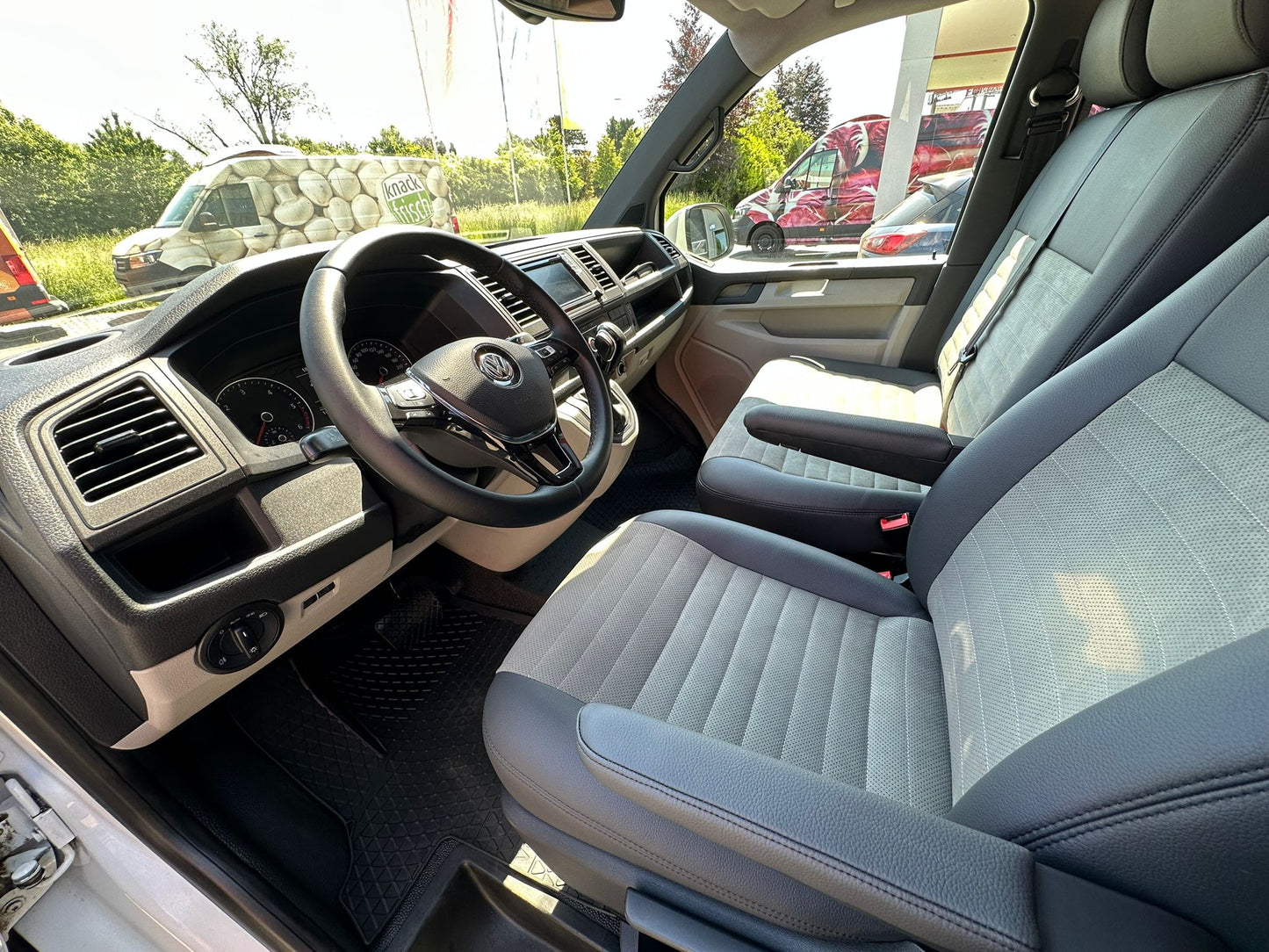 T6 Camper mit Toilette 2.0 TDI DSG Automatik 150PS unfallfrei | Wohnmobil mit Hubdach Schlafdach, PDC, Navi, Rückfahrkamera | Campervan Umbau 5 Sitzer