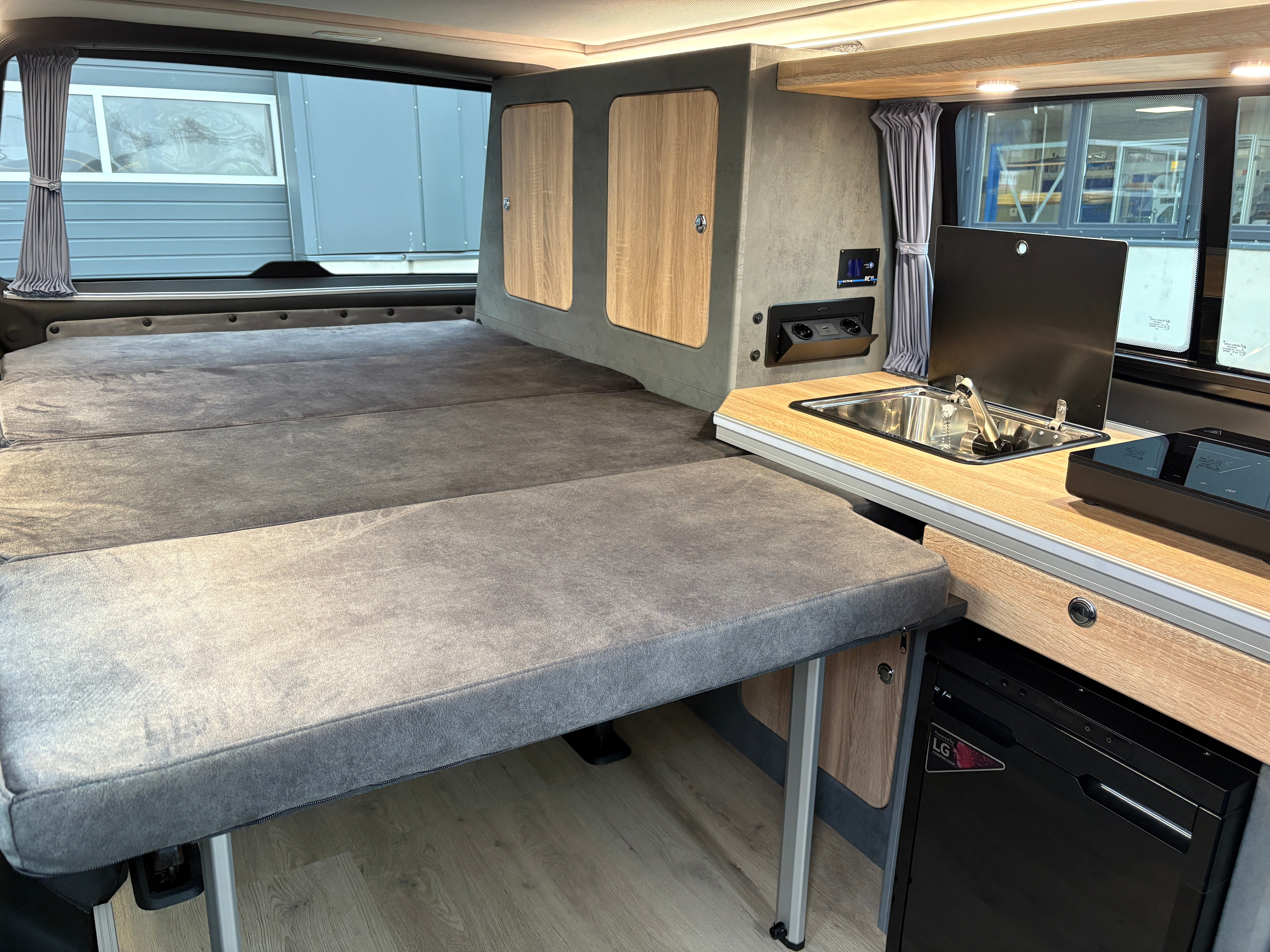 Volkswagen T6.1 Camper 2.0 TDI 110PS unfallfrei | Wohnmobil mit Hubdach Schlafdach, PDC, Anhängerkupplung, Rückfahrkamera | Campervan Umbau 5 Sitzer VW