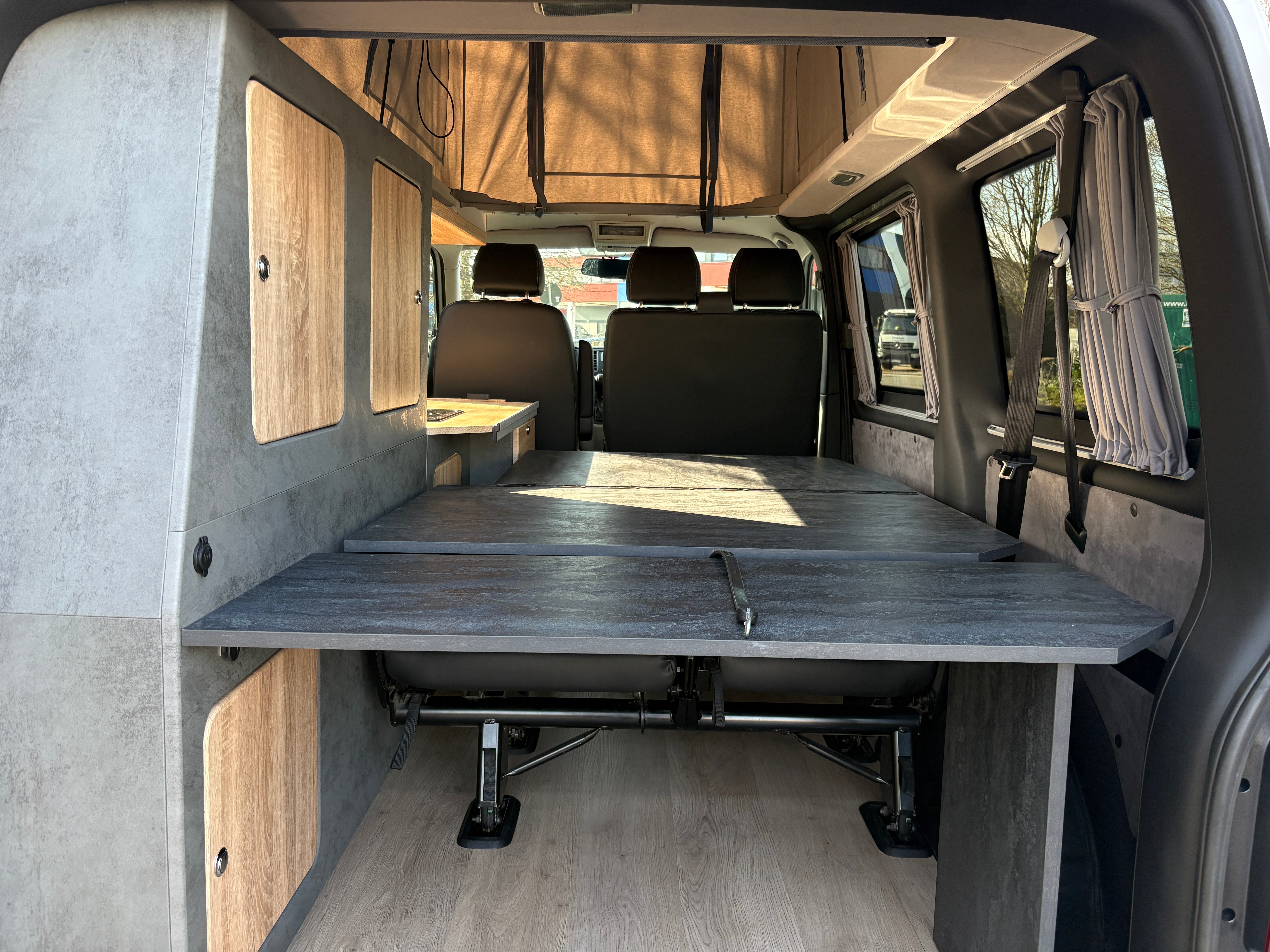 Volkswagen T6 Camper mit Schlafdach 2.0 TDI, 140 PS, DSG | VW Bulli Wohmobil Campervan fertiggestellt – sofort verfügbar | KM-Stand: 193.000 km, EZ: 11.2015, Weiß