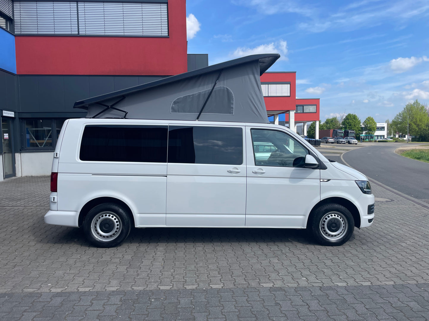 T6 Camper mit Toilette 2.0 TDI 102PS unfallfrei | Wohnmobil mit Hubdach Schlafdach, PDC, Navi, Rückfahrkamera | Campervan Umbau 5 Sitzer