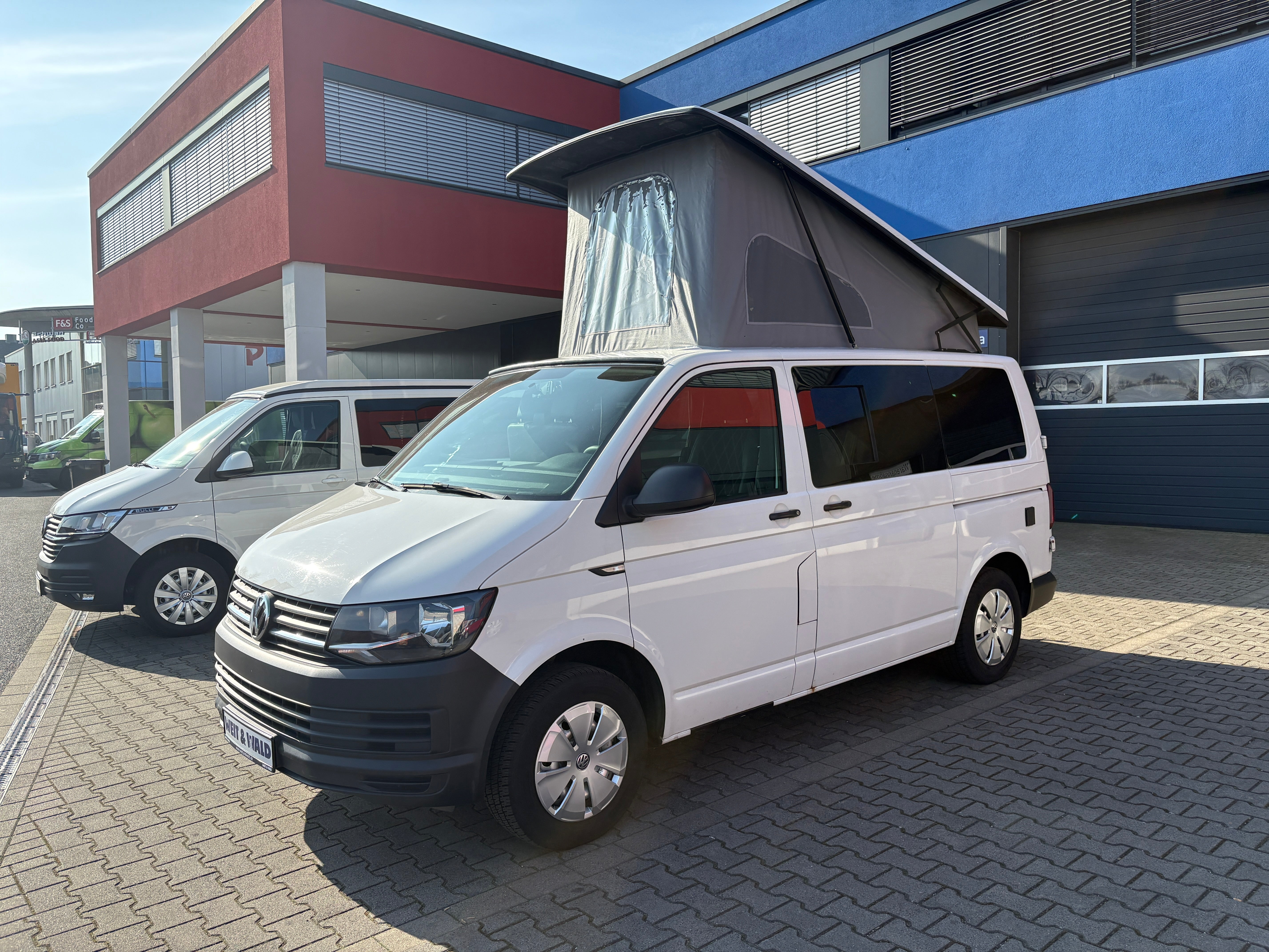 Volkswagen T6 Camper mit Schlafdach 2.0 TDI, 140 PS, DSG | VW Bulli Wohmobil Campervan fertiggestellt – sofort verfügbar | KM-Stand: 193.000 km, EZ: 11.2015, Weiß