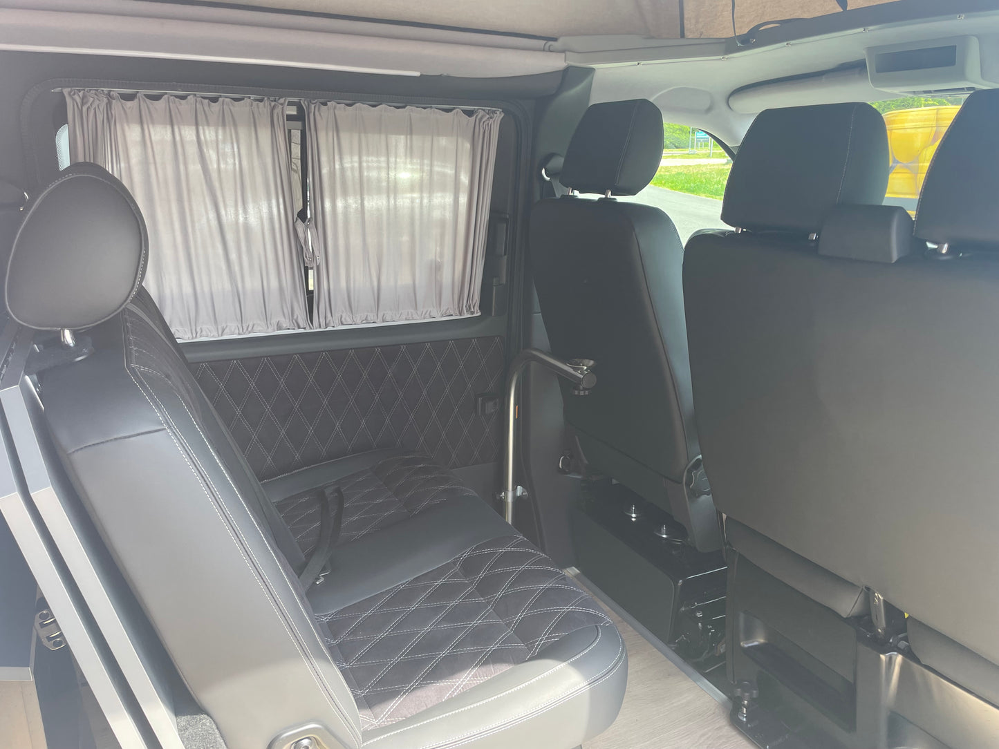T6 Camper mit Toilette 2.0 TDI 102PS unfallfrei | Wohnmobil mit Hubdach Schlafdach, PDC, Navi, Rückfahrkamera | Campervan Umbau 5 Sitzer