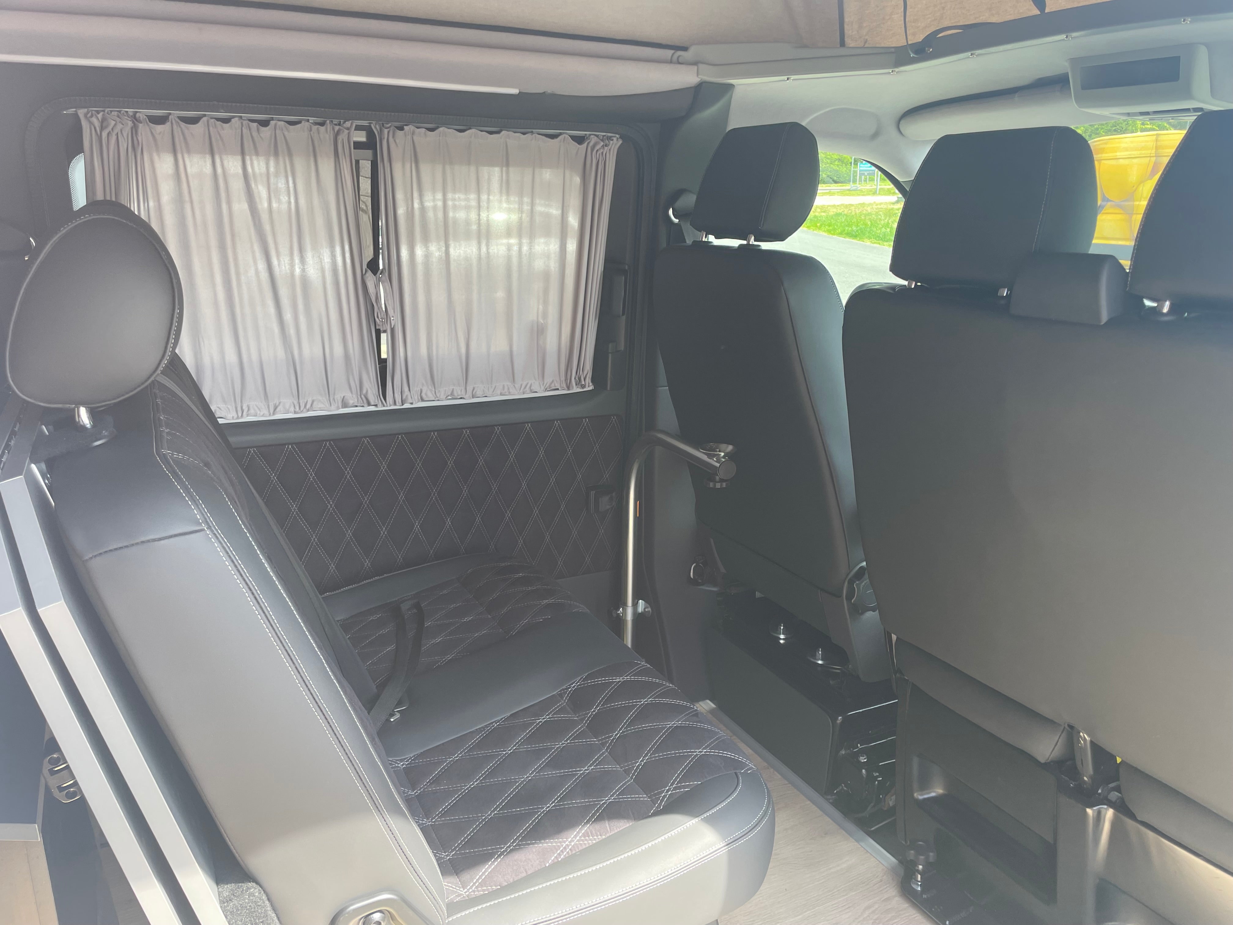 Volkswagen T6 Camper mit Toilette 2.0 TDI 102PS unfallfrei | Wohnmobil mit Hubdach Schlafdach, PDC, Navi, Rückfahrkamera | Campervan Umbau 5 Sitzer