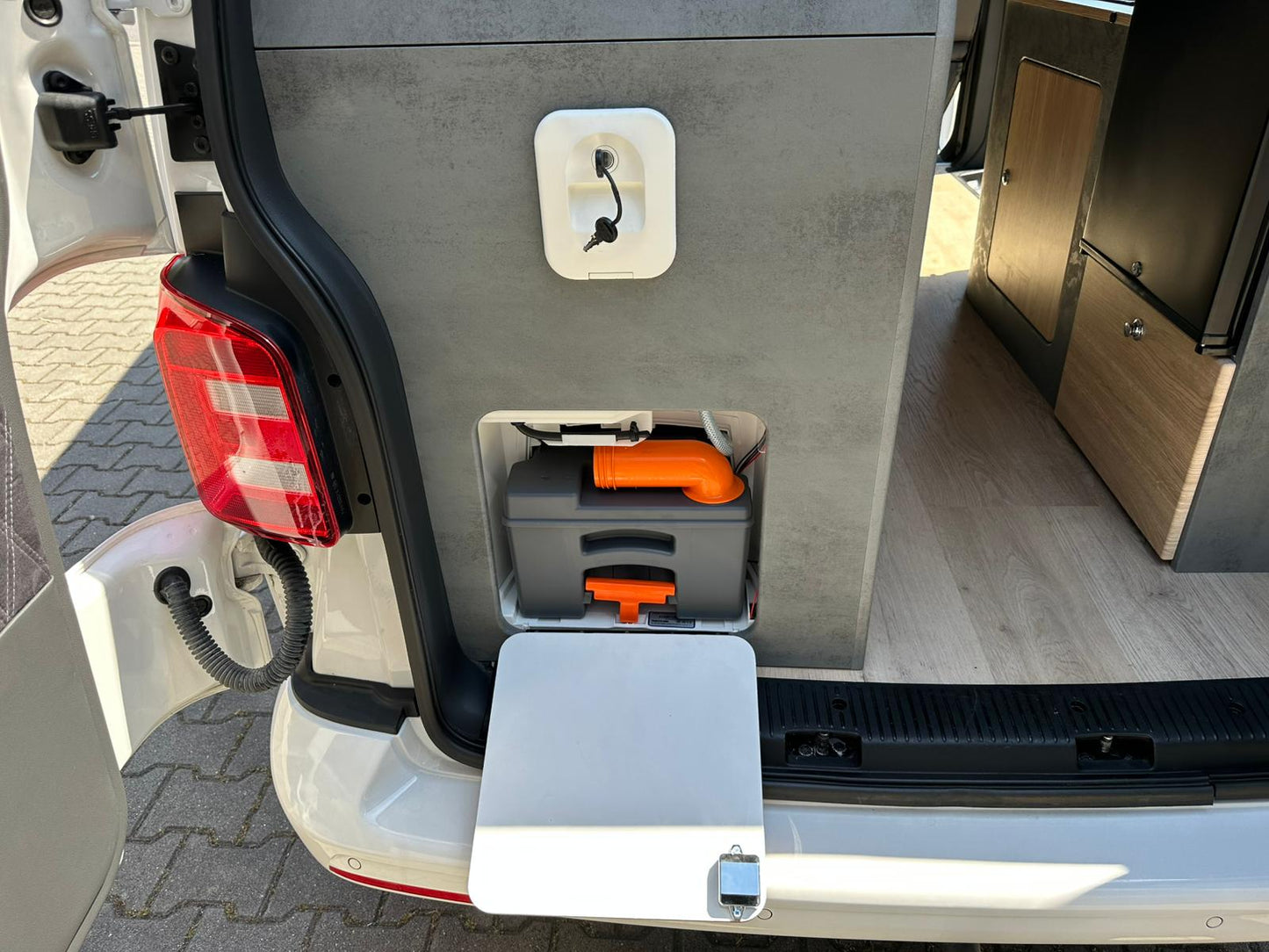 T6 Camper mit Toilette 2.0 TDI DSG Automatik 150PS unfallfrei | Wohnmobil mit Hubdach Schlafdach, PDC, Navi, Rückfahrkamera | Campervan Umbau 5 Sitzer