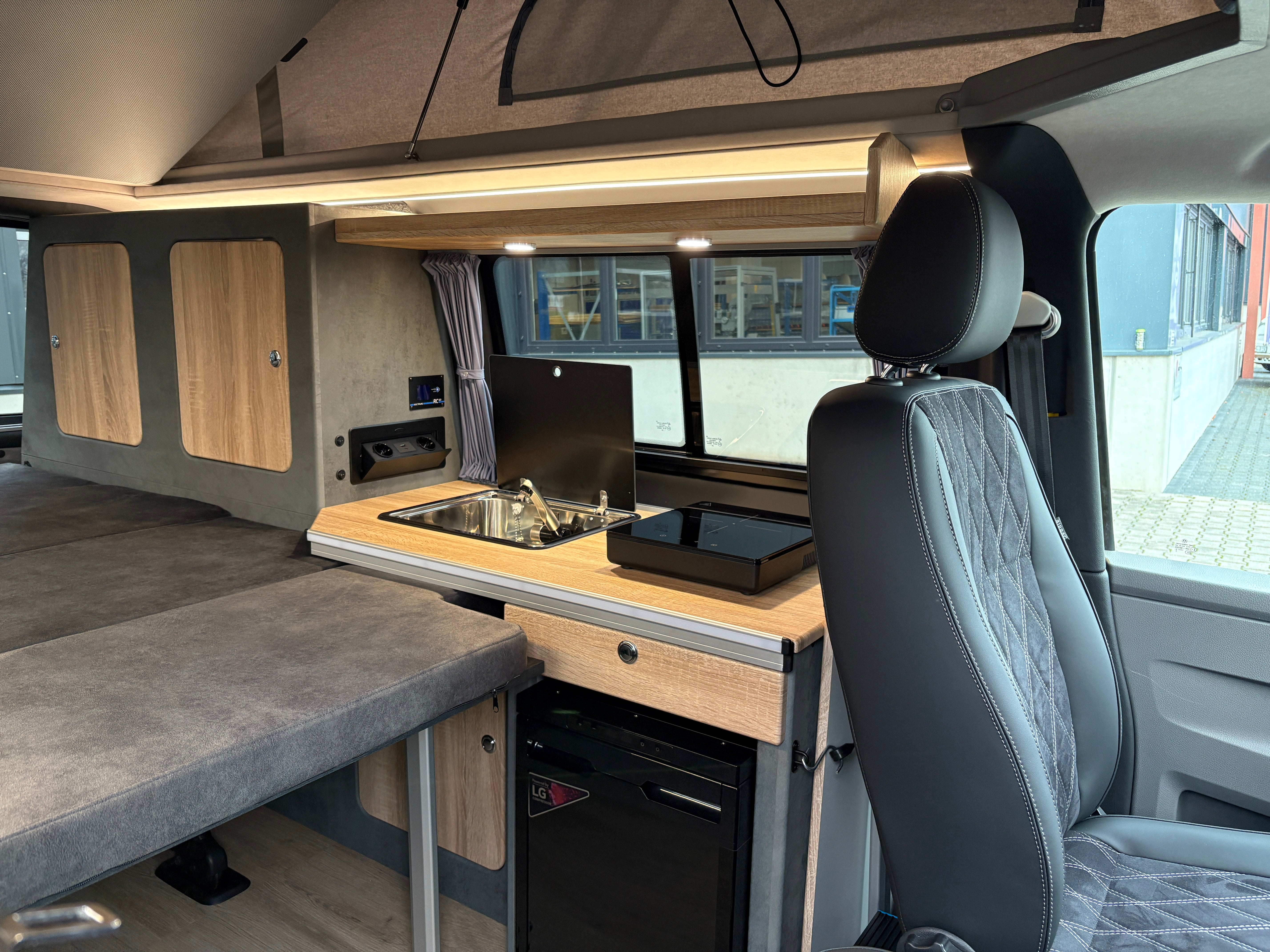 Volkswagen T6.1 Camper 2.0 TDI 110PS unfallfrei | Wohnmobil mit Hubdach Schlafdach, PDC, Anhängerkupplung, Rückfahrkamera | Campervan Umbau 5 Sitzer VW