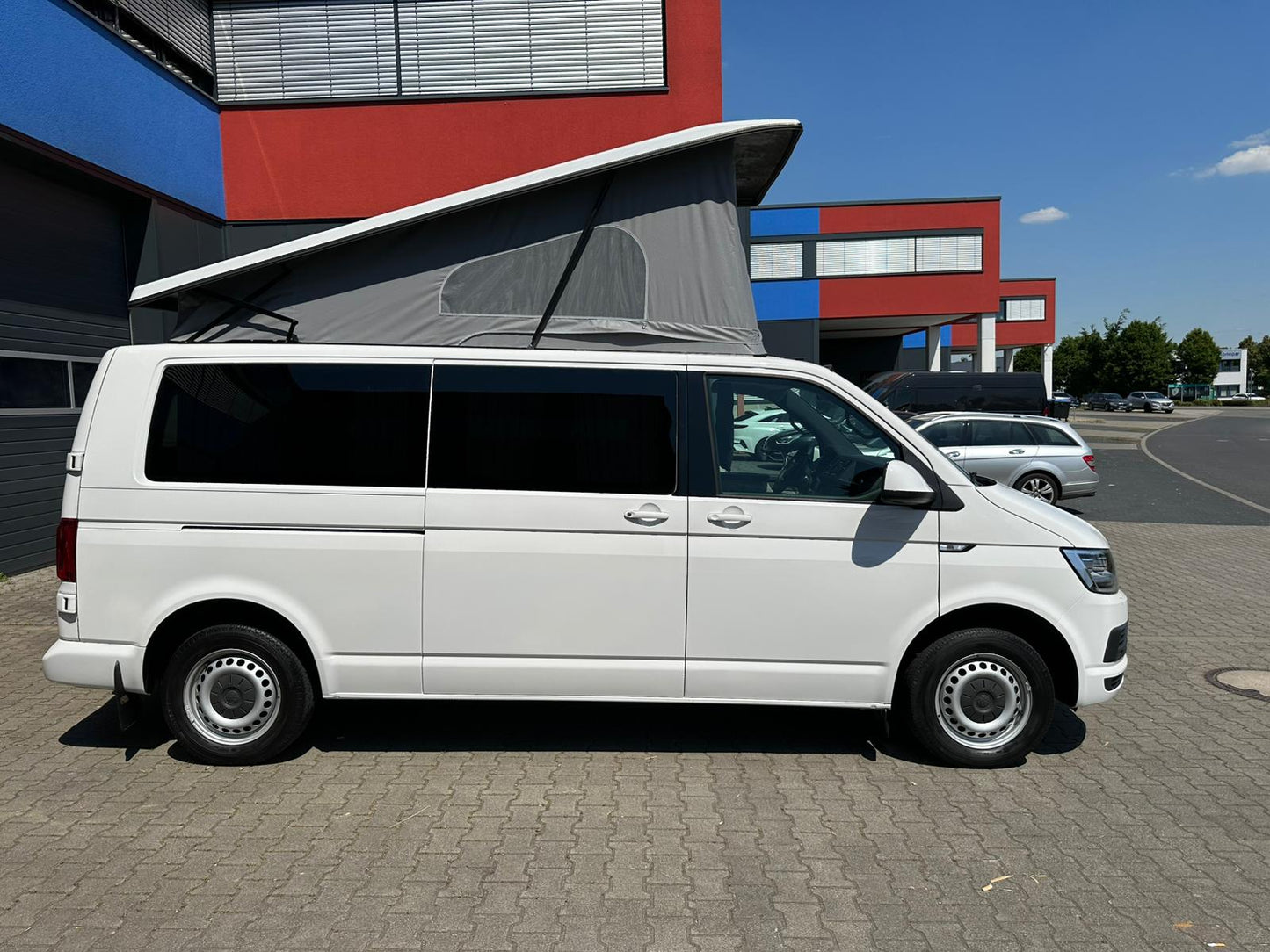 T6 Camper mit Toilette 2.0 TDI DSG Automatik 150PS unfallfrei | Wohnmobil mit Hubdach Schlafdach, PDC, Navi, Rückfahrkamera | Campervan Umbau 5 Sitzer