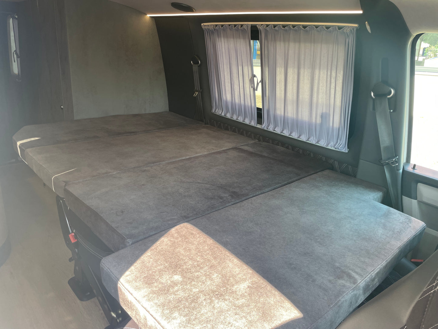 T6 Camper mit Toilette 2.0 TDI 102PS unfallfrei | Wohnmobil mit Hubdach Schlafdach, PDC, Navi, Rückfahrkamera | Campervan Umbau 5 Sitzer