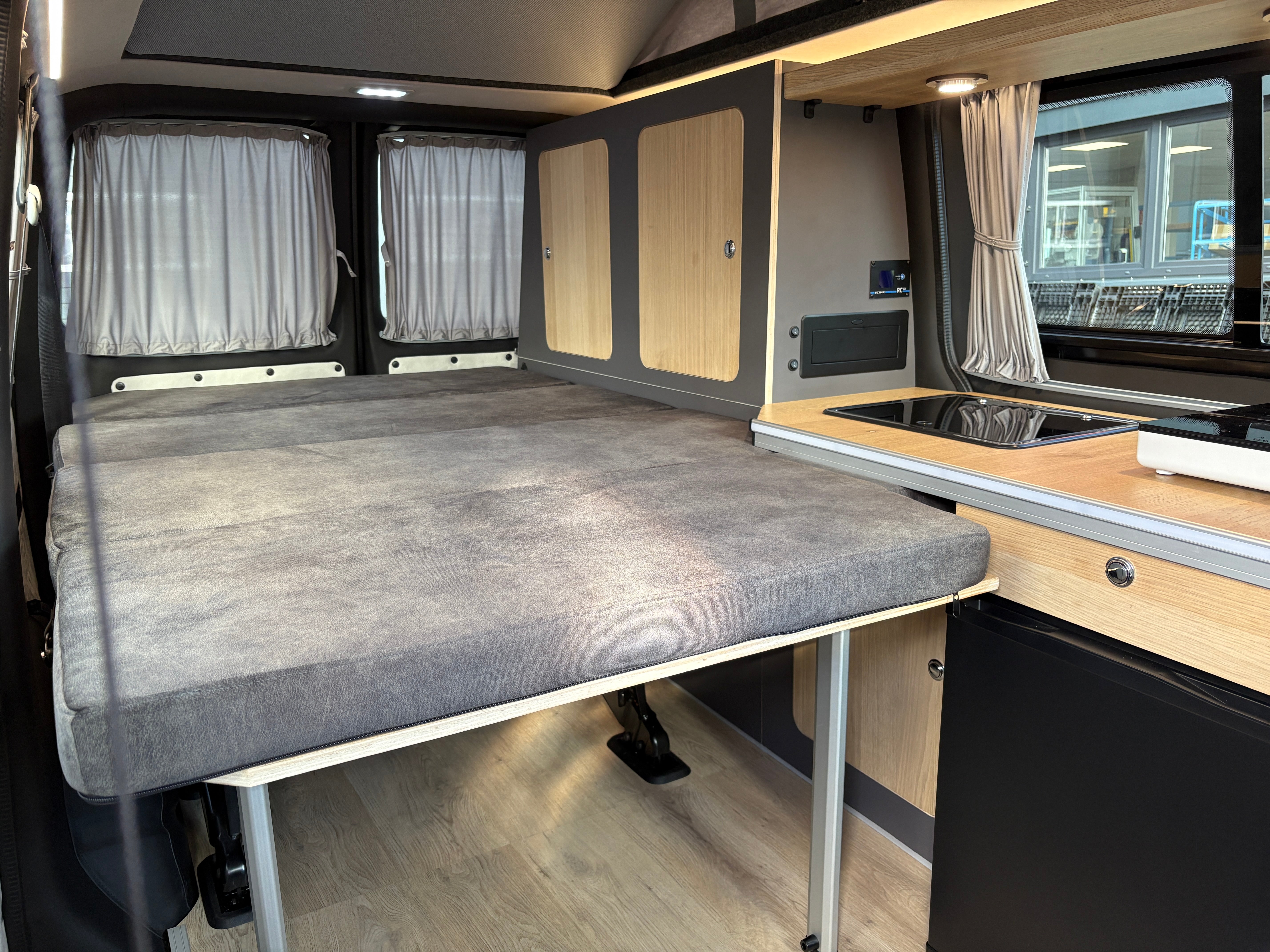 Volkswagen T6.1 Camper 2.0 TDI 110PS unfallfrei | Wohnmobil mit Hubdach Schlafdach, PDC, Navi, Rückfahrkamera | Campervan Umbau 5 Sitzer