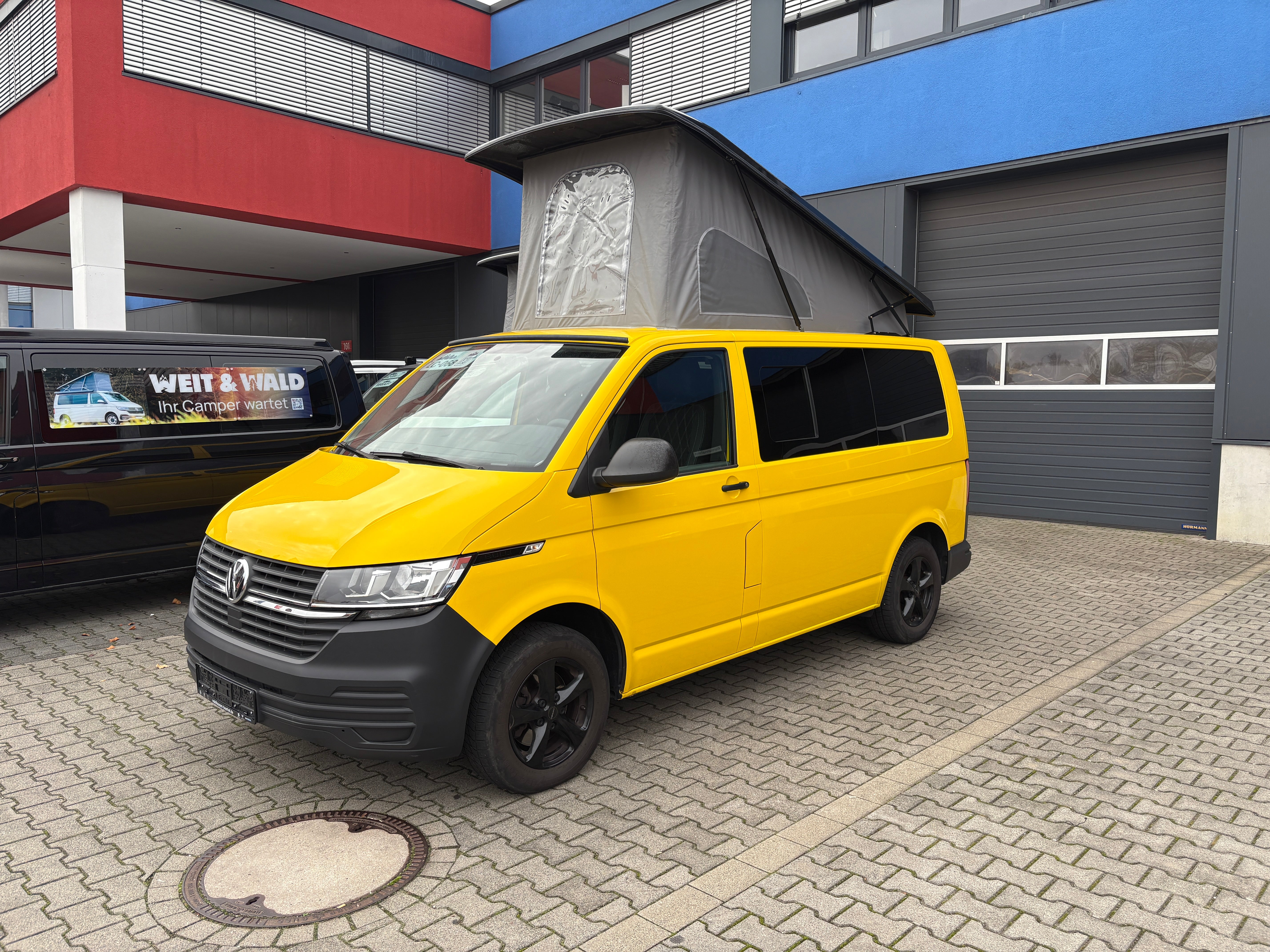 Volkswagen T6.1 Camper 2.0 TDI 110PS unfallfrei | Wohnmobil mit Hubdach Schlafdach, PDC, Anhängerkupplung, Rückfahrkamera | Campervan Umbau 5 Sitzer VW