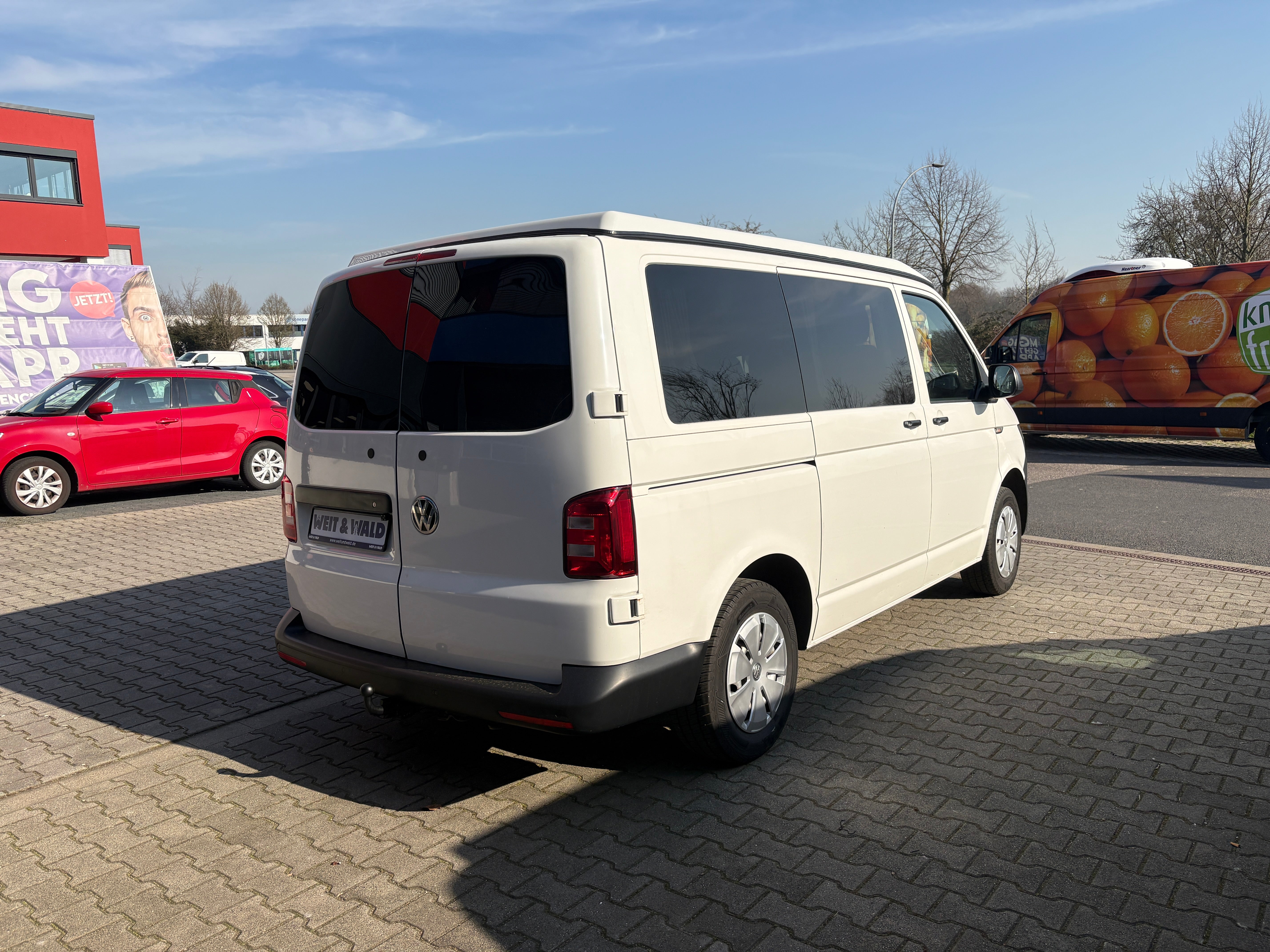 Volkswagen T6 Camper mit Schlafdach 2.0 TDI, 140 PS, DSG | VW Bulli Wohmobil Campervan fertiggestellt – sofort verfügbar | KM-Stand: 193.000 km, EZ: 11.2015, Weiß