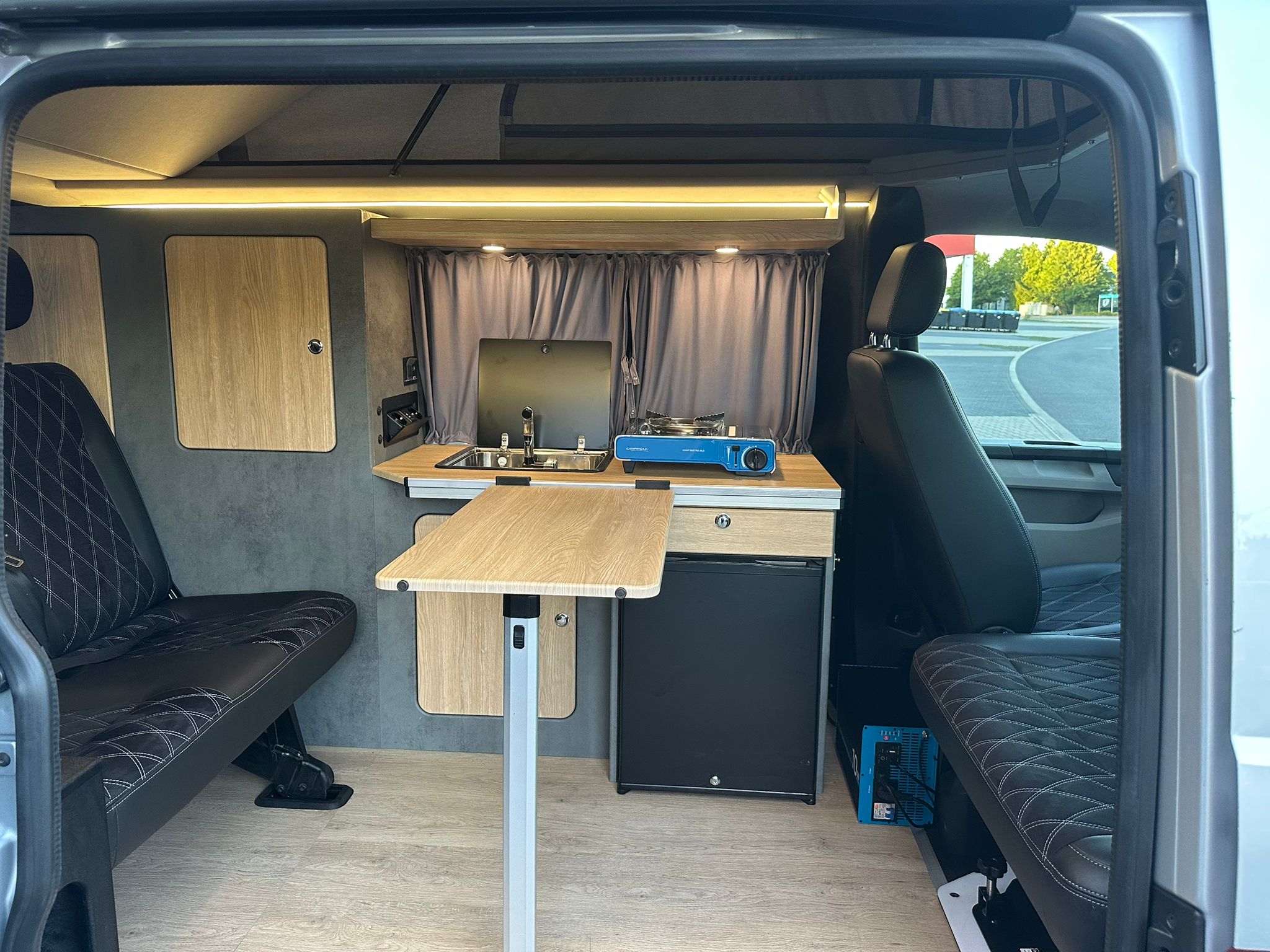Volkswagen T6 Camper 2.0 TDI 102PS unfallfrei | Wohnmobil mit Hubdach Schlafdach, PDC, Navi, Rückfahrkamera | Campervan Umbau 5 Sitzer | VW