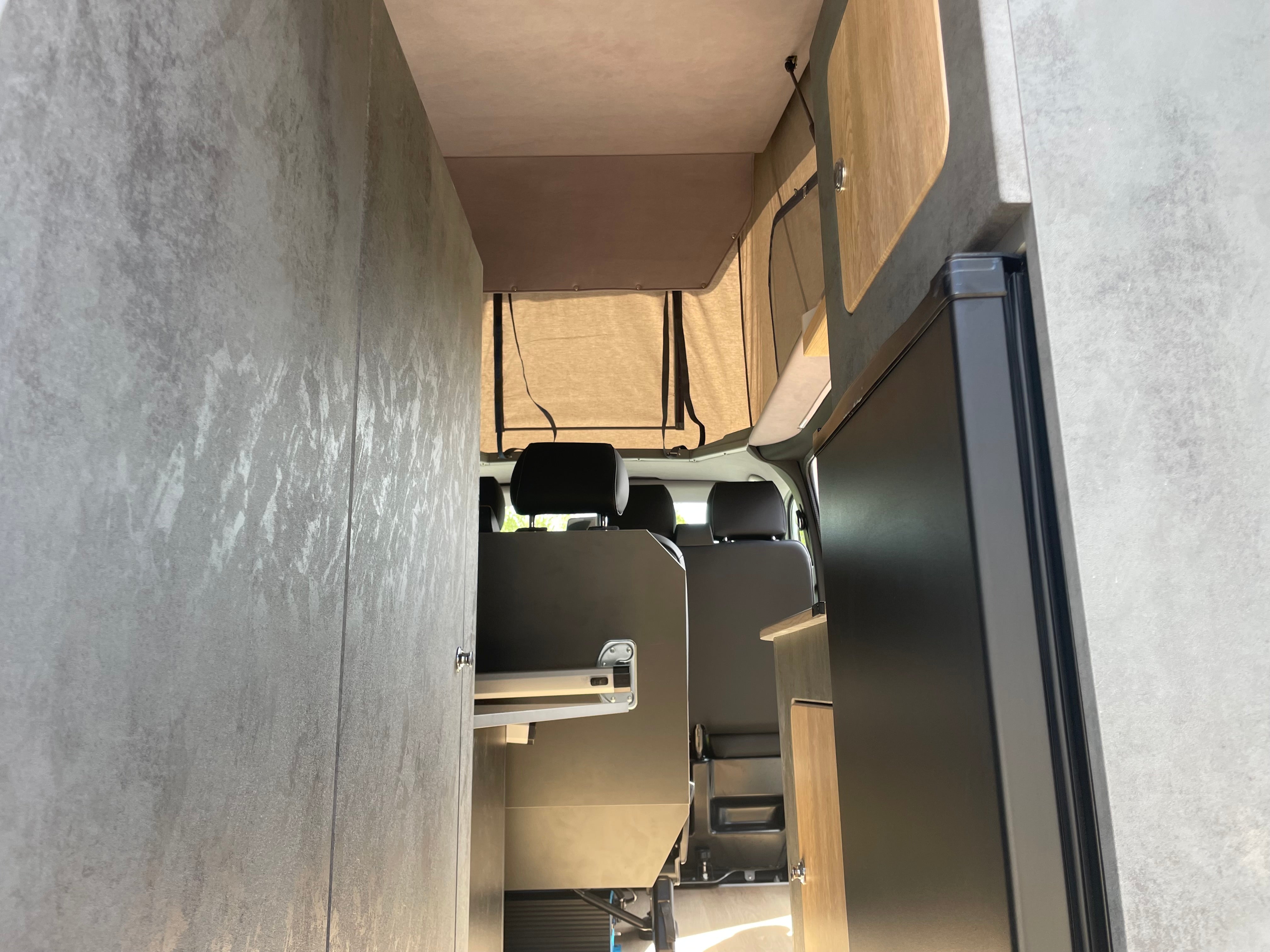 Volkswagen T6 Camper mit Toilette 2.0 TDI 102PS unfallfrei | Wohnmobil mit Hubdach Schlafdach, PDC, Navi, Rückfahrkamera | Campervan Umbau 5 Sitzer