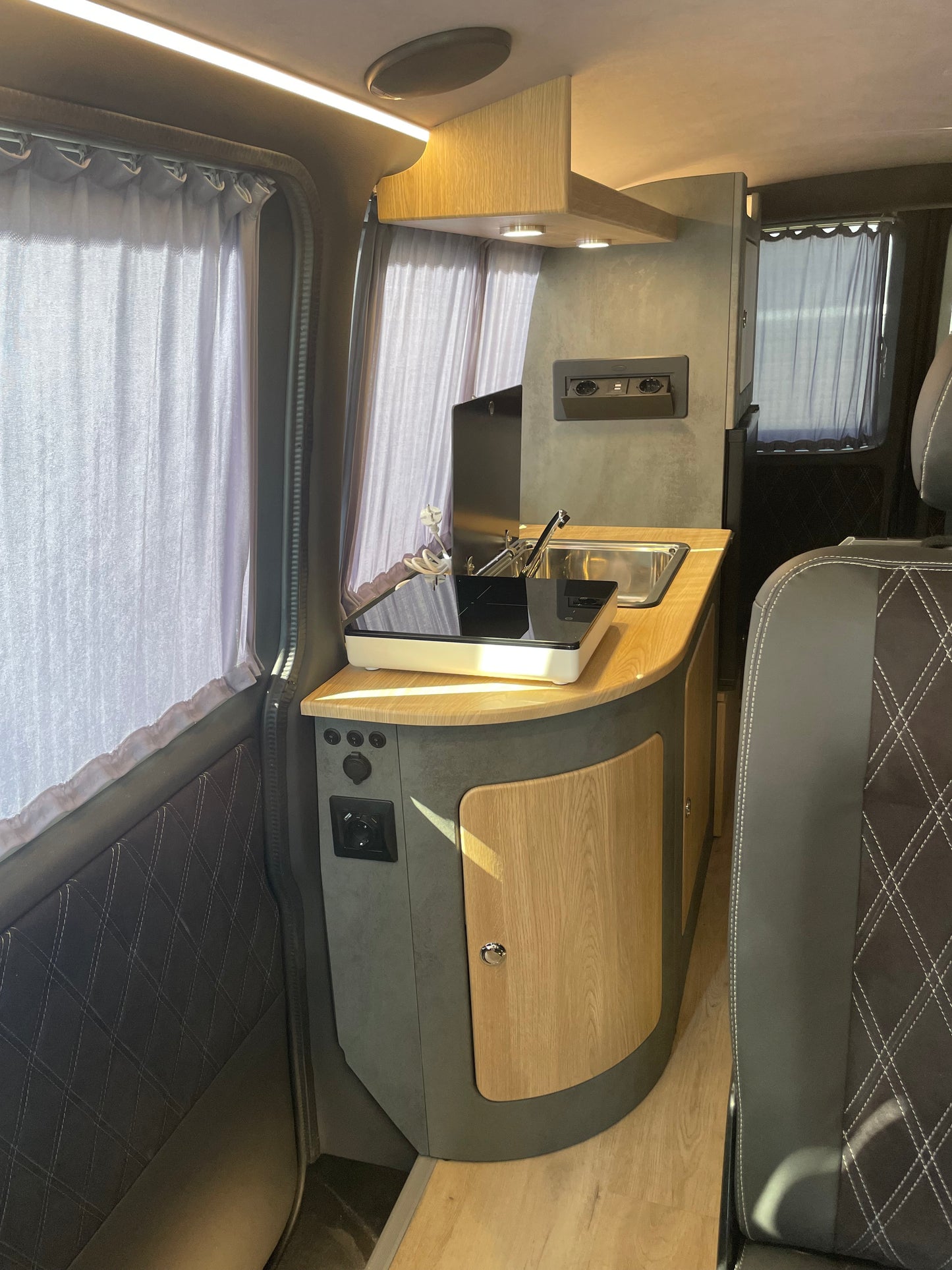 Volkswagen T6 Camper mit Toilette 2.0 TDI 150PS unfallfrei | Wohnmobil, PDC, Navi, Rückfahrkamera | Campervan Umbau 4 Sitzer