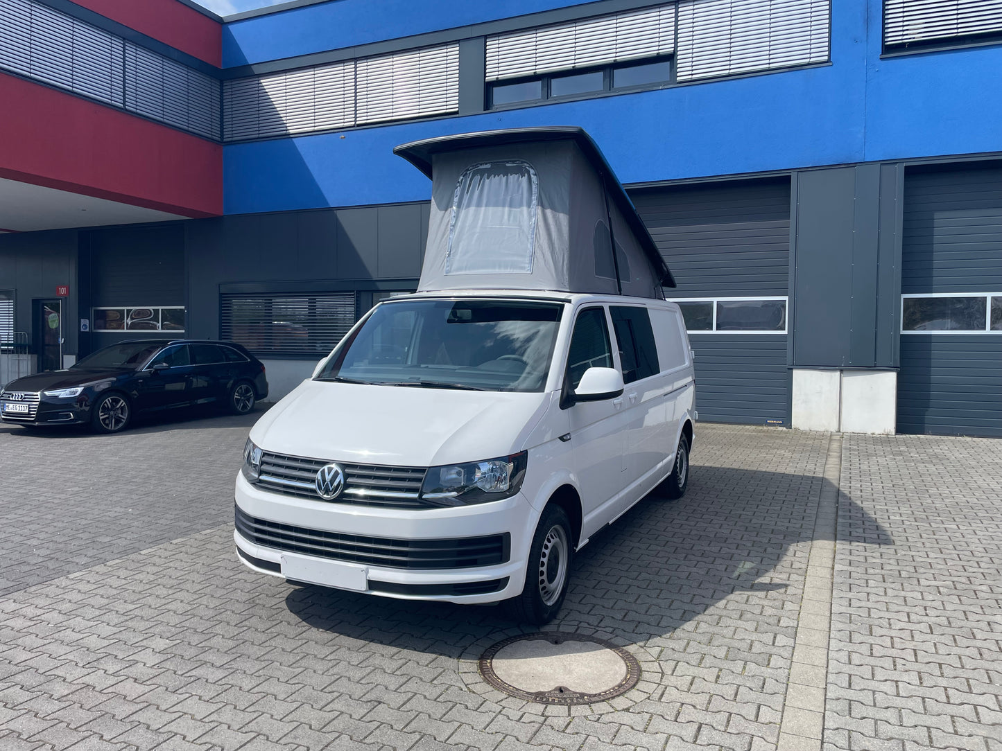 T6 Camper mit Toilette 2.0 TDI 102PS unfallfrei | Wohnmobil mit Hubdach Schlafdach, PDC, Navi, Rückfahrkamera | Campervan Umbau 5 Sitzer