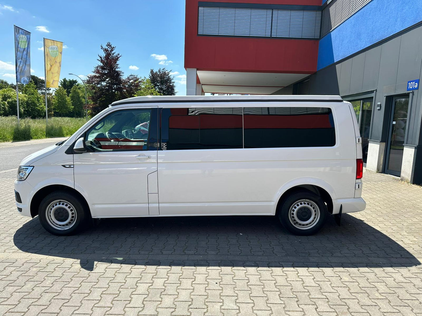 T6 Camper mit Toilette 2.0 TDI DSG Automatik 150PS unfallfrei | Wohnmobil mit Hubdach Schlafdach, PDC, Navi, Rückfahrkamera | Campervan Umbau 5 Sitzer