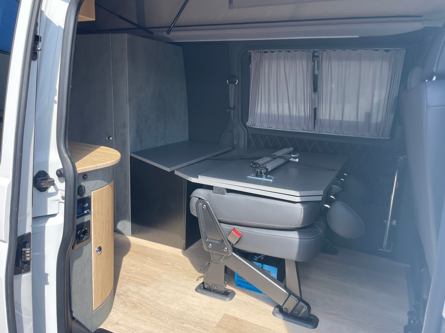 T6 Camper mit Toilette 2.0 TDI 102PS unfallfrei | Wohnmobil mit Hubdach Schlafdach, PDC, Navi, Rückfahrkamera | Campervan Umbau 5 Sitzer