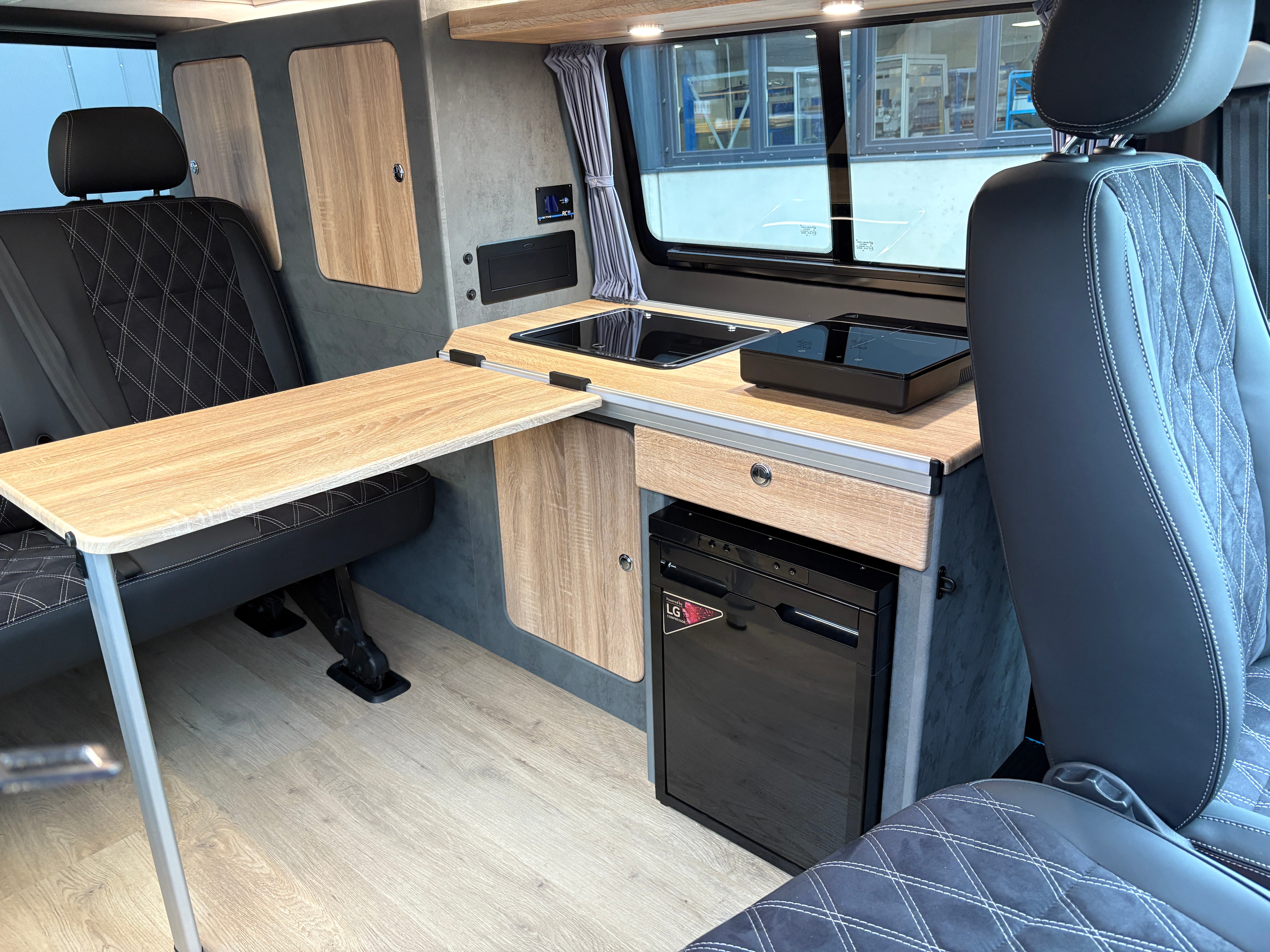 Volkswagen T6.1 Camper 2.0 TDI 110PS unfallfrei | Wohnmobil mit Hubdach Schlafdach, PDC, Anhängerkupplung, Rückfahrkamera | Campervan Umbau 5 Sitzer VW