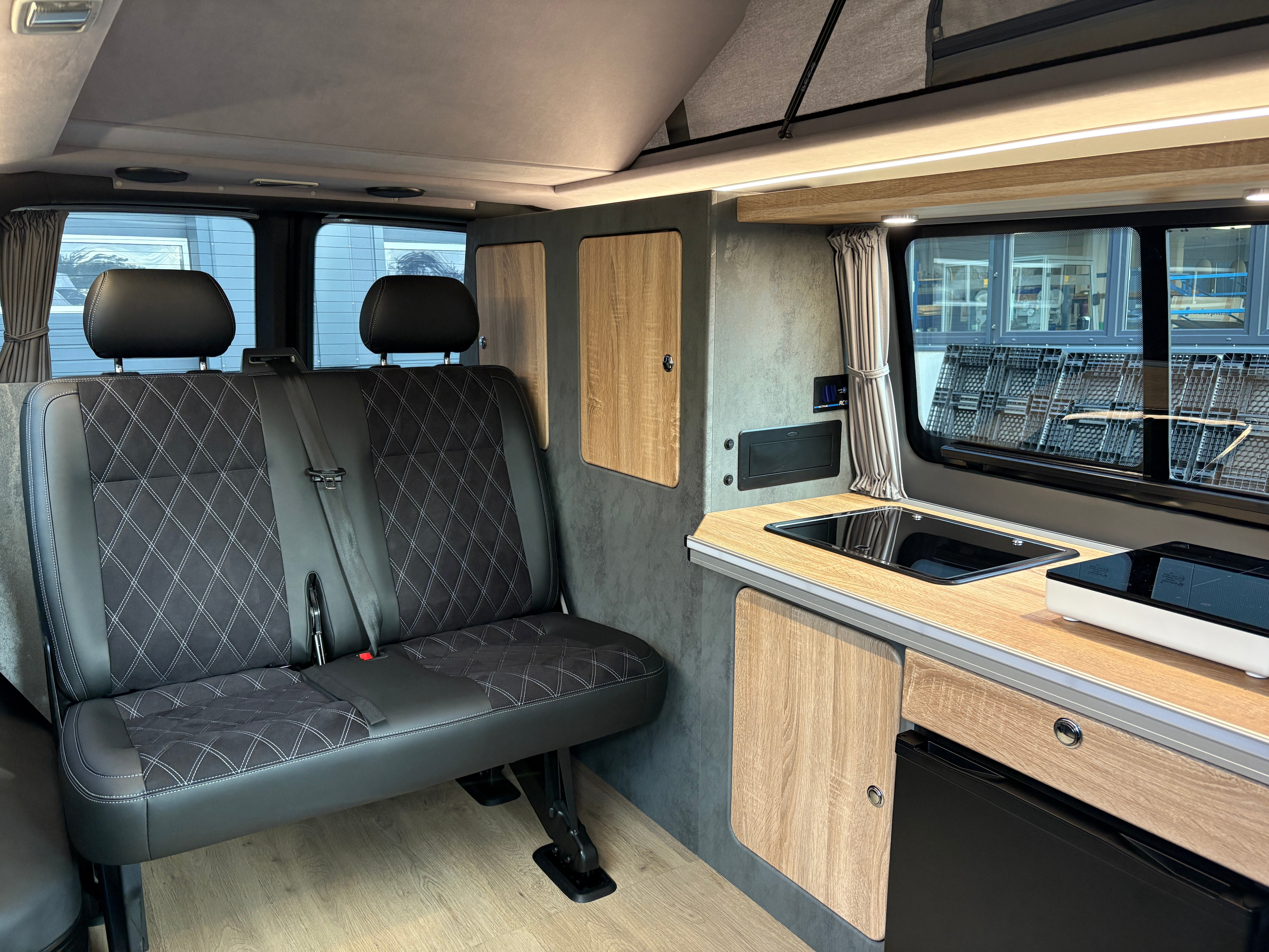 Volkswagen T6 Camper 2.0 TDI DSG Automatik 150PS unfallfrei | Wohnmobil mit Hubdach Schlafdach Standheizung, Rückfahrkamera mit PDC | Campervan Umbau 5 Sitzer | VW Bulli