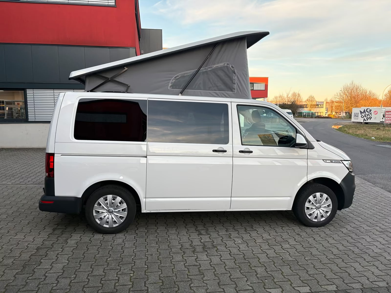 Volkswagen T6.1 Camper mit Schlafdach 2.0 TDI, 110 PS | VW Bulli Wohmobil Campervan fertiggestellt – sofort verfügbar | KM-Stand: 151.000 km, EZ: 04.2021, Weiß